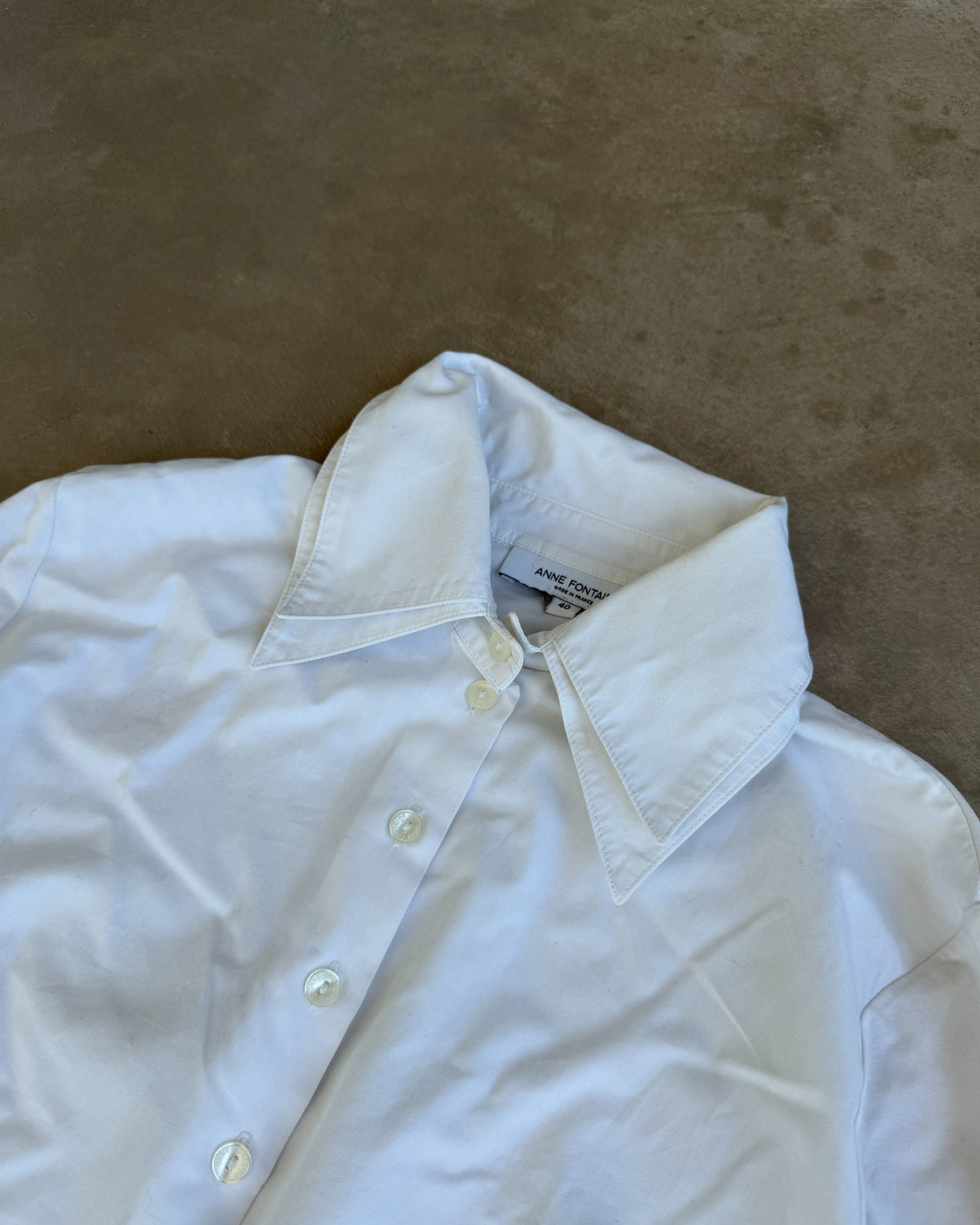 Anne Fontaine White Double Collar Shirt – S-on a concrete background