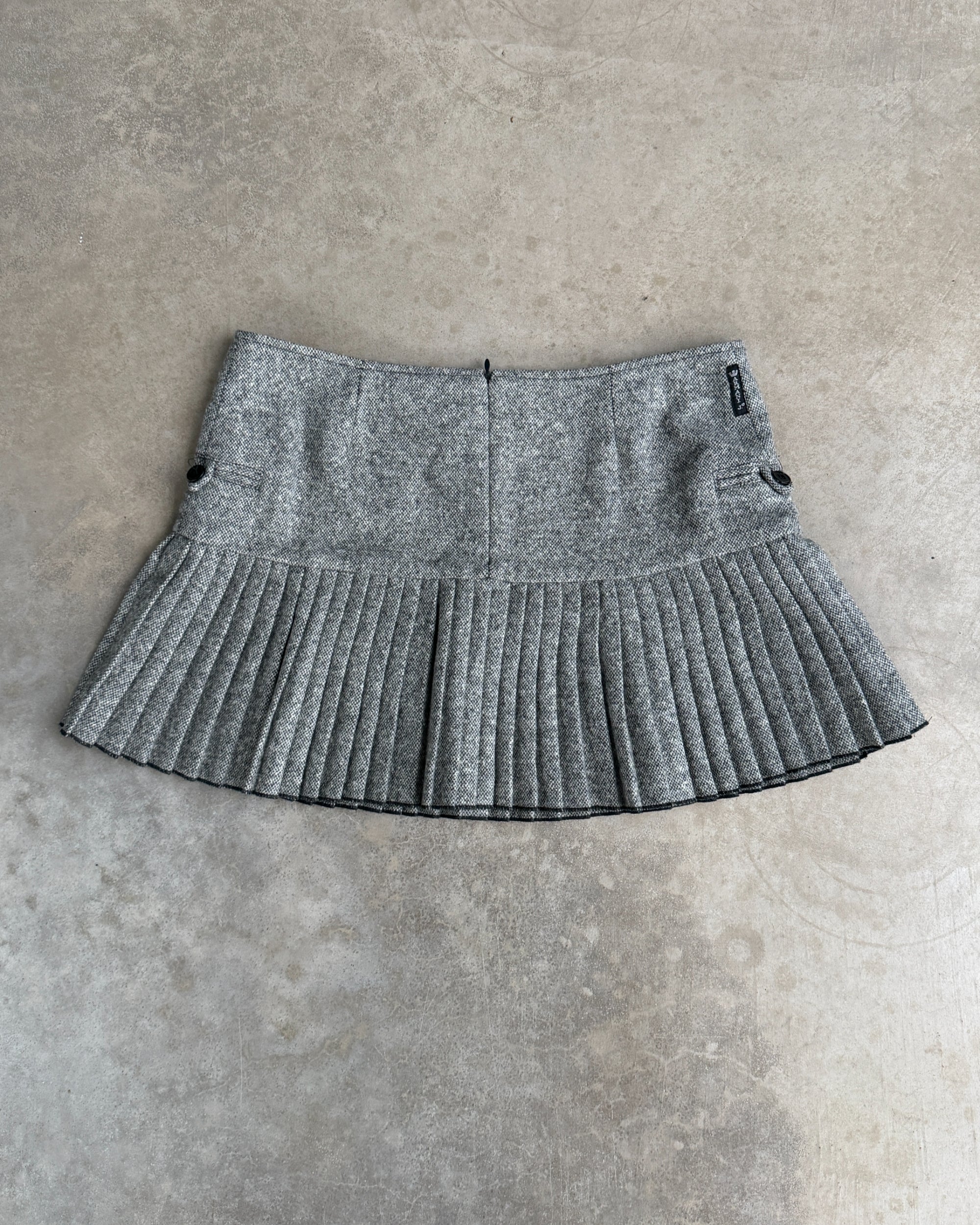Armani Jeans Wool Pleated Mini Skirt – S-on a concrete background