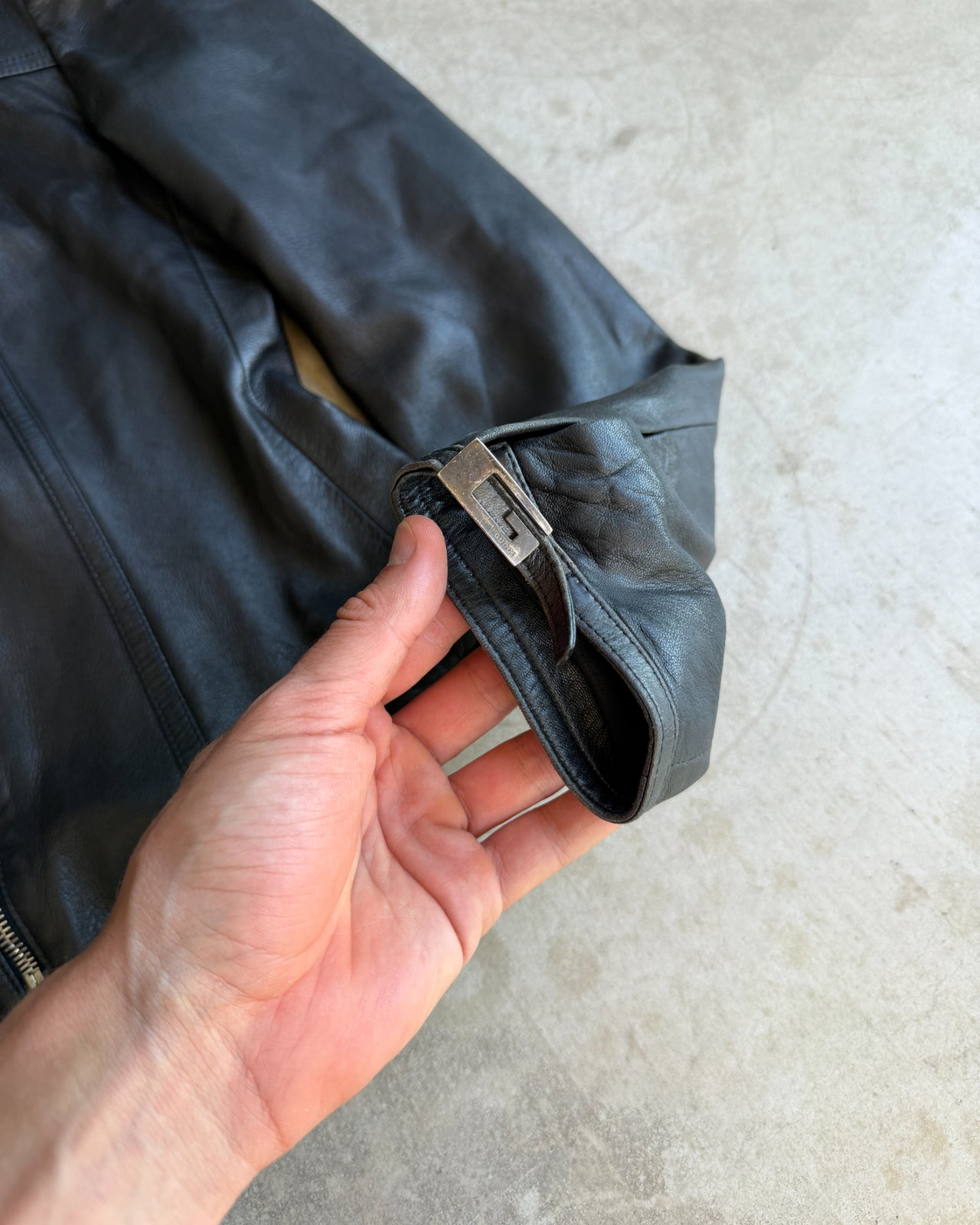 Gucci by Tom Ford FW97 Black Leather Jacket – S-on a concrete background