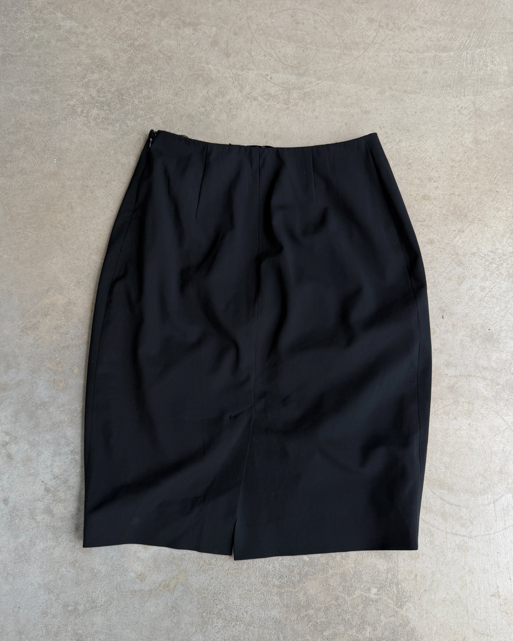 Prada Black Midi Skirt – M-on a concrete background