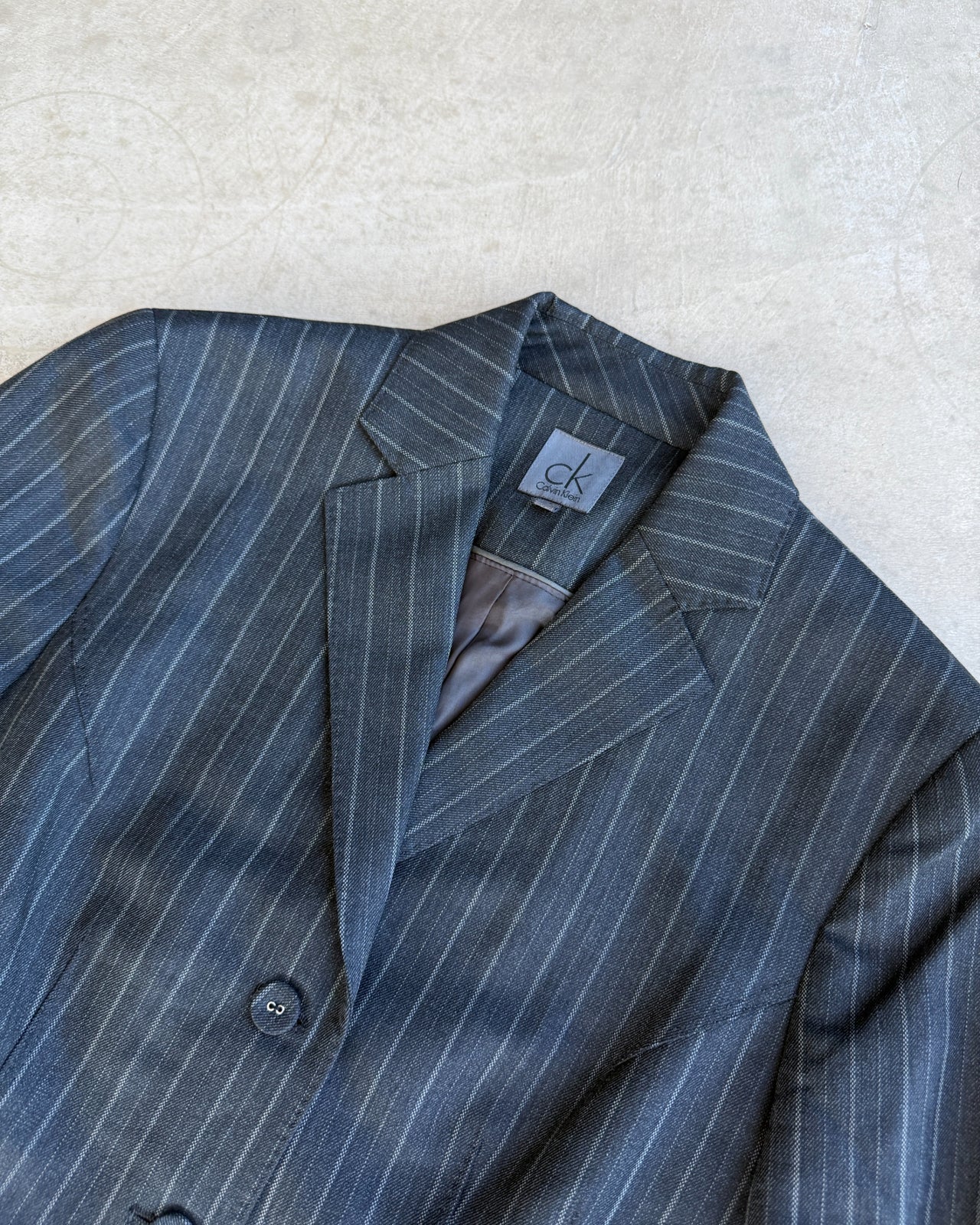 Calvin Klein Grey Pinstripe Suit – XS/S-on a concrete background