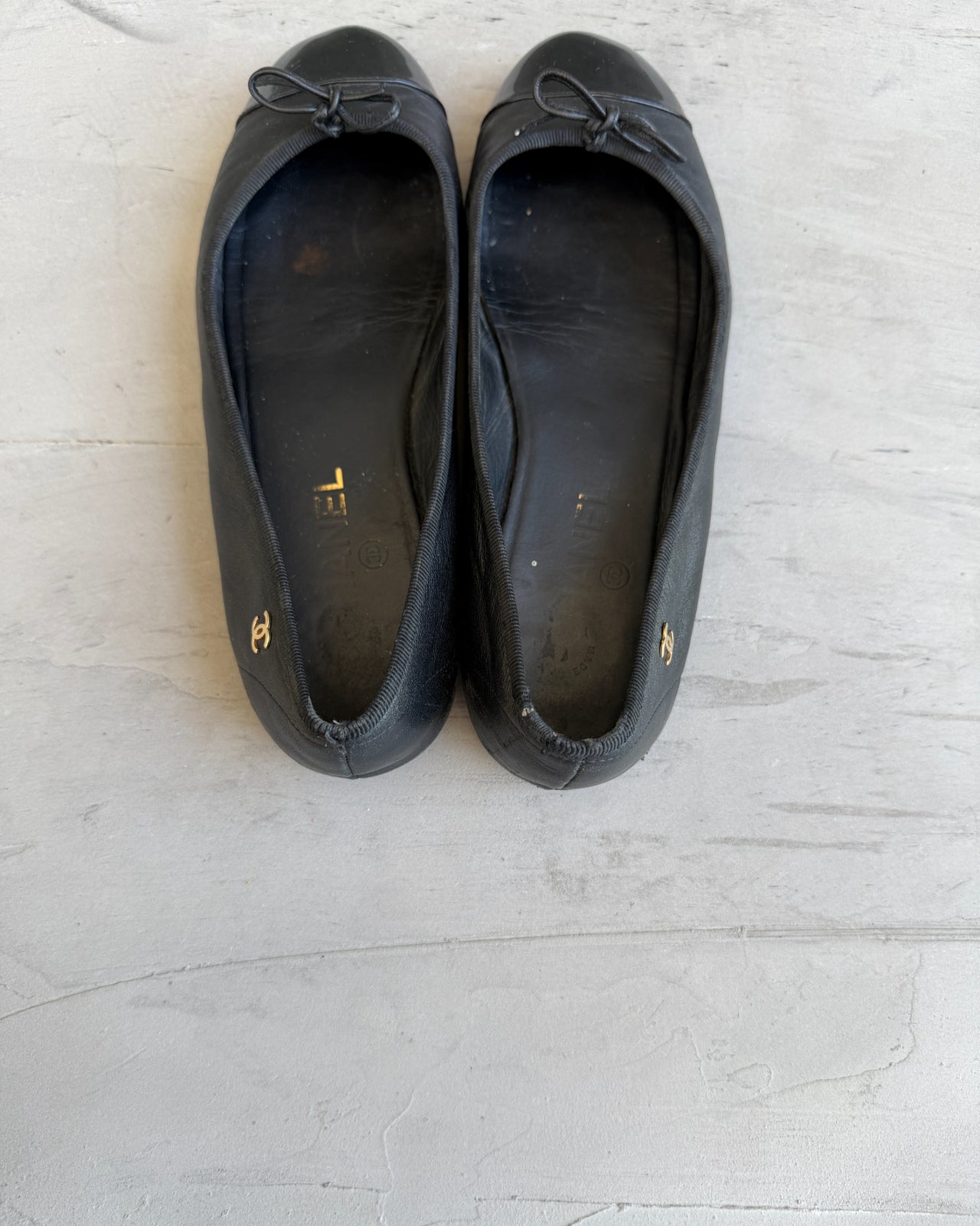 Chanel Black Ballet Flat – EU 38-on a concrete background