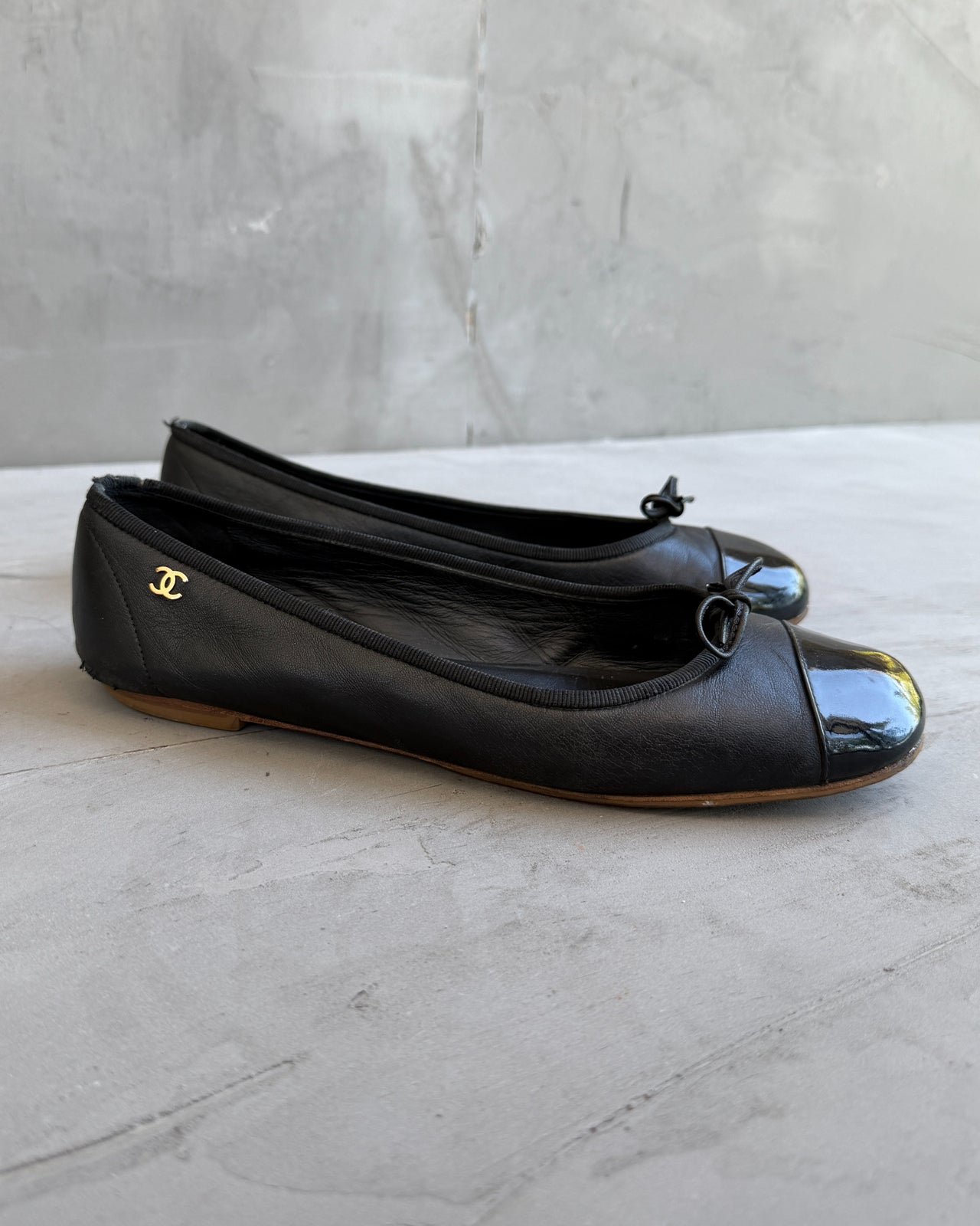 Chanel Black Ballet Flat – EU 38-on a concrete background