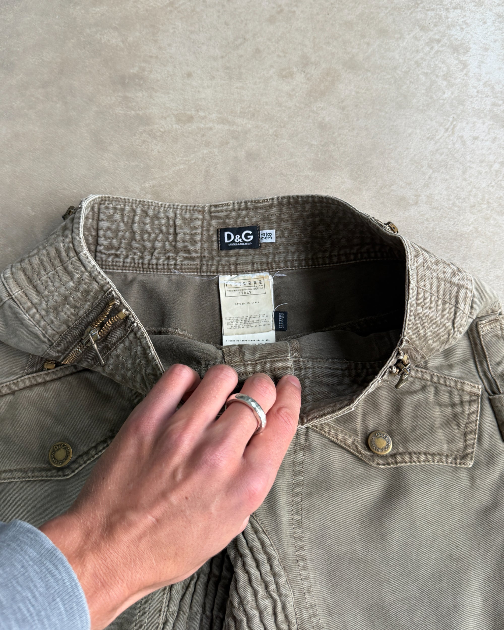 Dolce and Gabbana D&G Cargo Zipper Trousers – S-on a concrete background