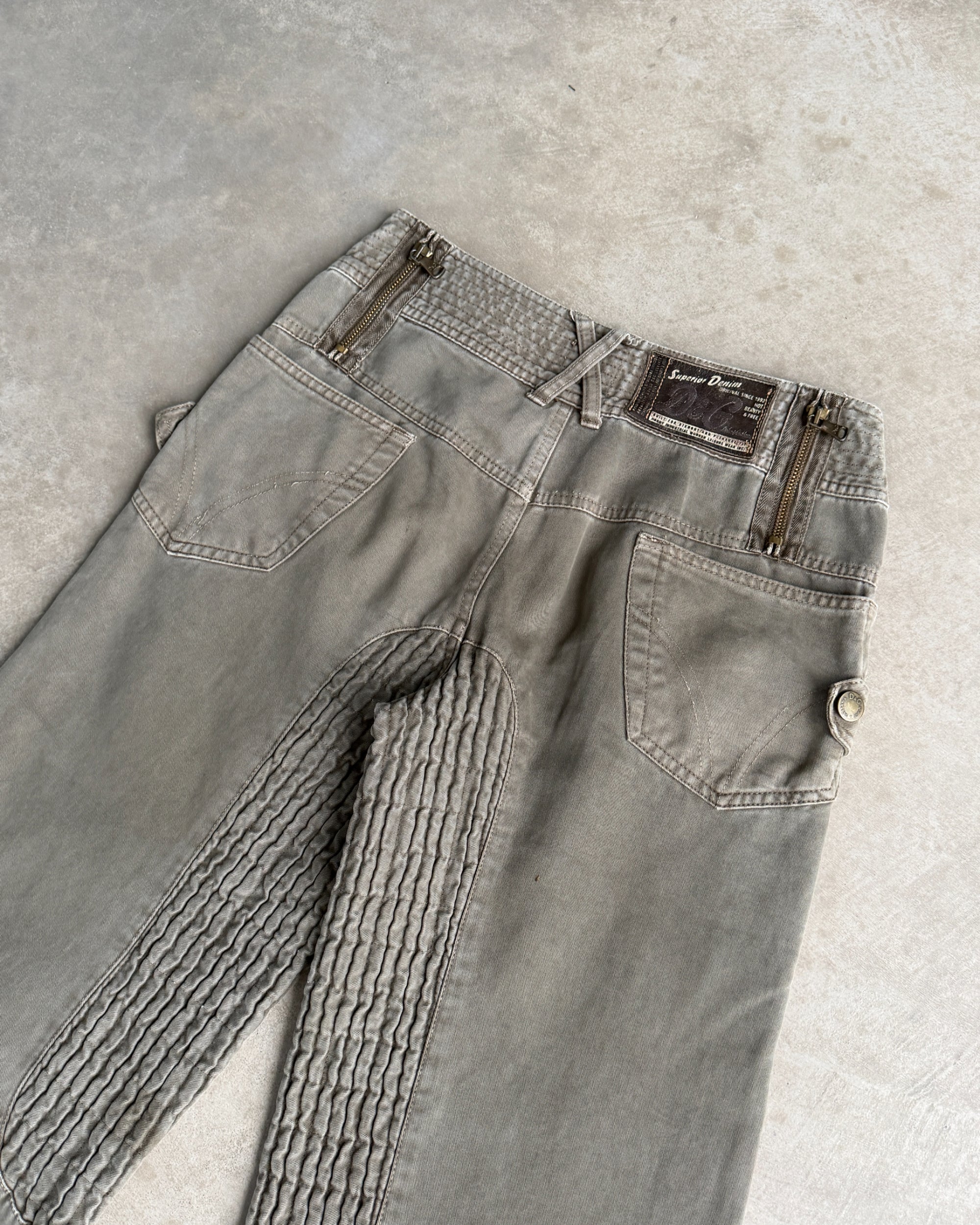 Dolce and Gabbana D&G Cargo Zipper Trousers – S-on a concrete background
