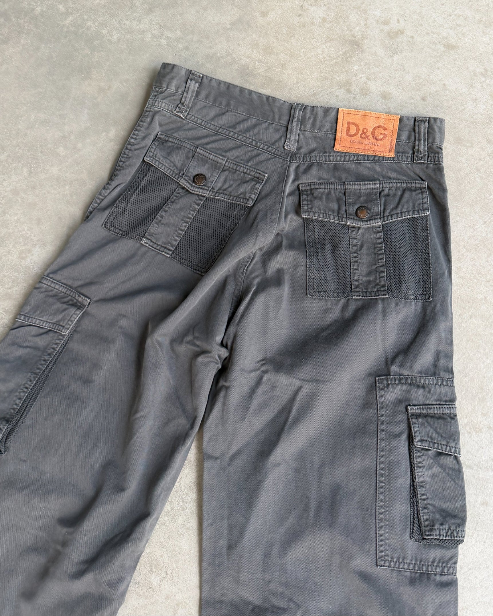 Dolce and Gabbana D&G Cargo Trousers – M-on a concrete background