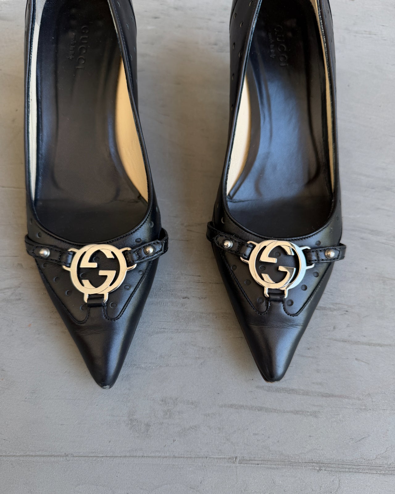 Gucci Black Leather Kitten Heel – EU 36-on a concrete background