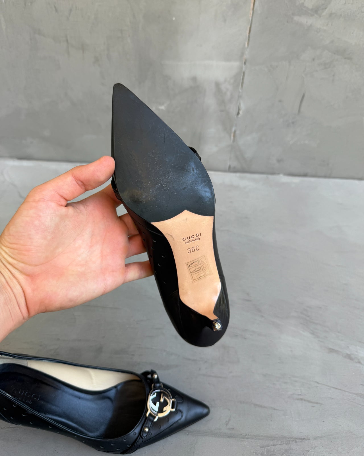 Gucci Black Leather Kitten Heel – EU 36-on a concrete background