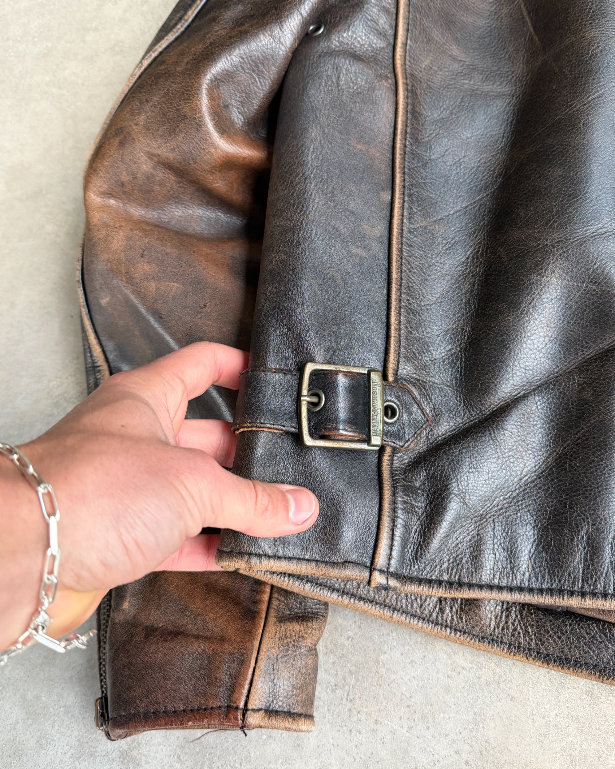 Harley Davidson 1990s Leather Jacket – M-on a concrete background