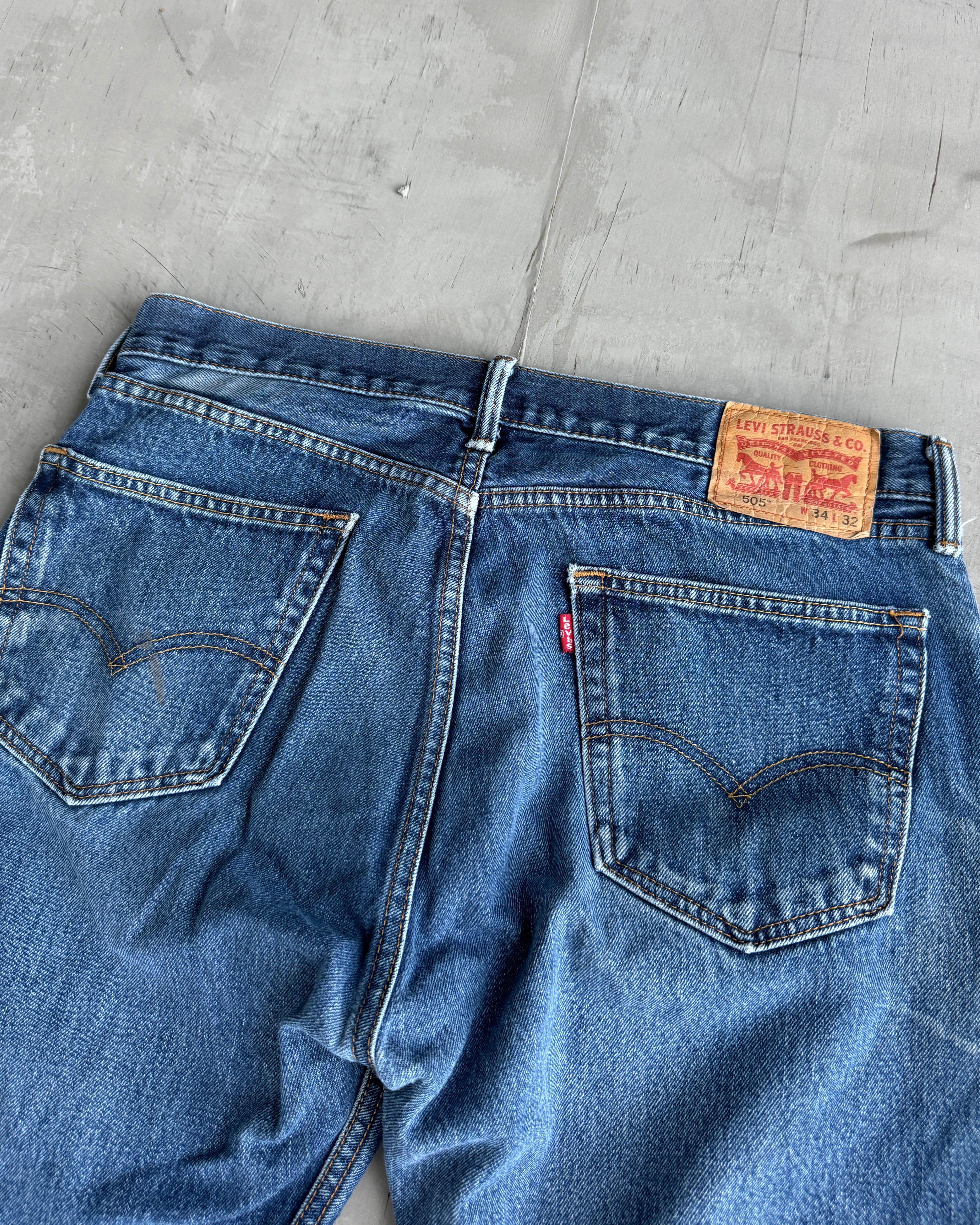 LEVI’S WASHED DISTRESSED 505 BLUE JEANS - W32/33