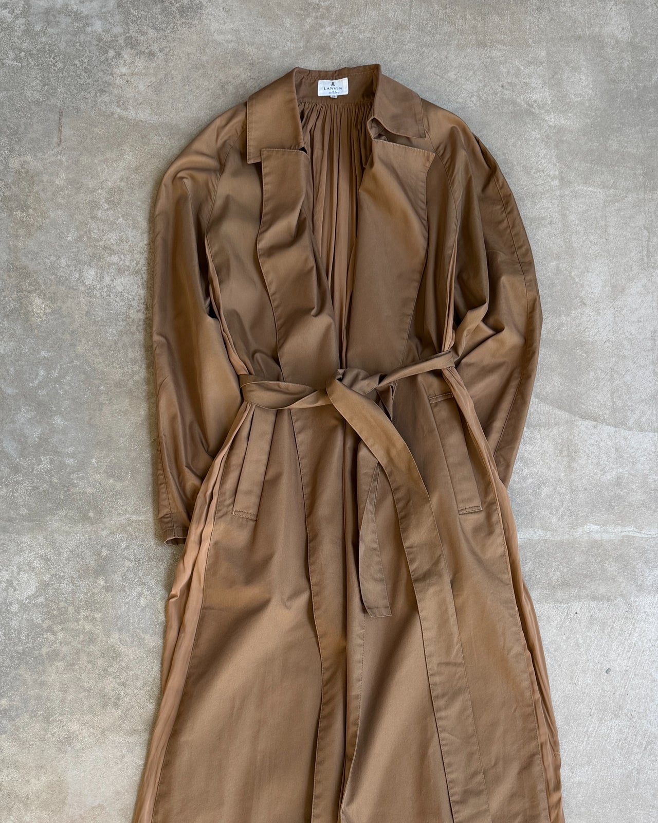 Lanvin en Bleu Cotton and Silk Trench Coat – S-on a concrete background