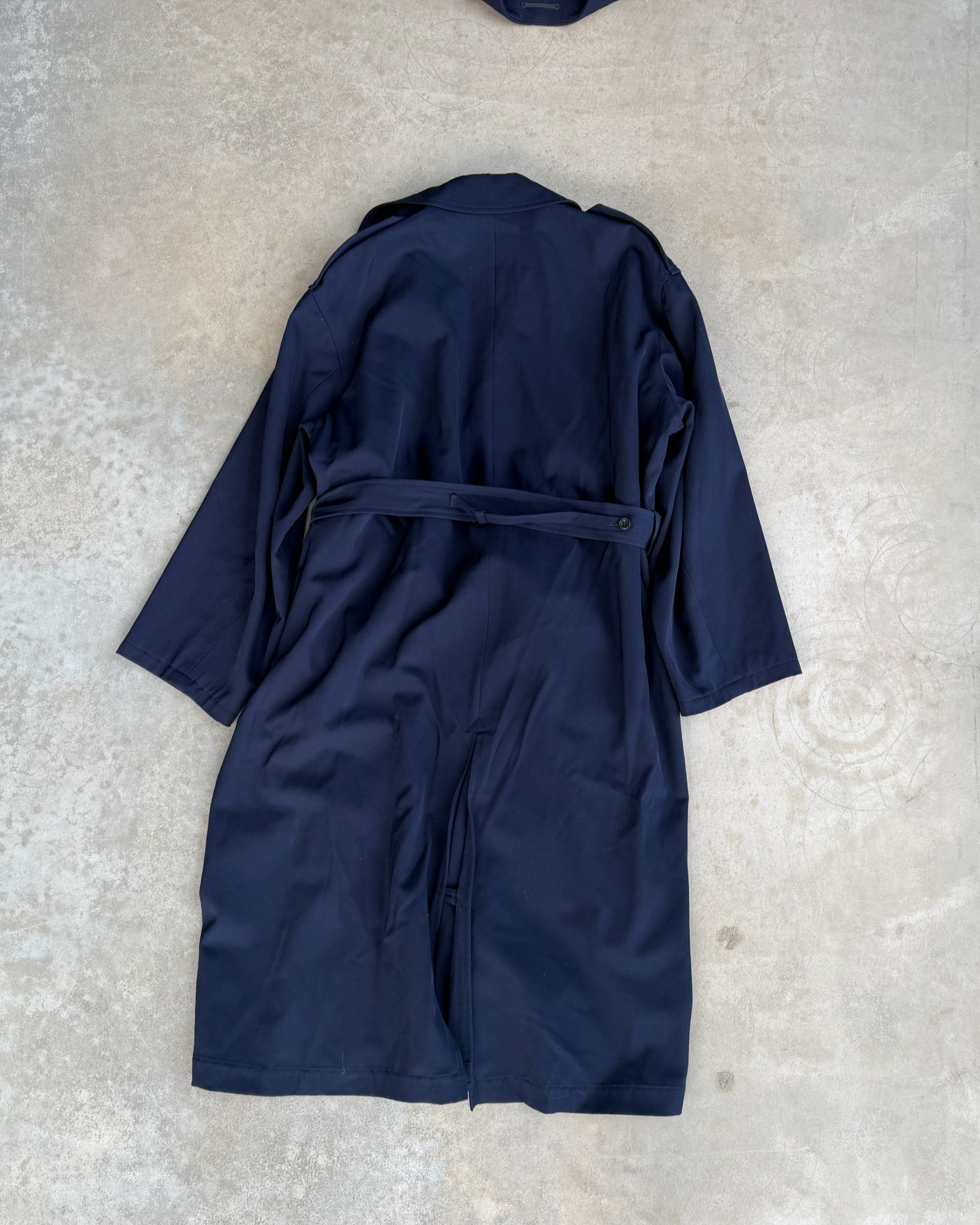 Yohji Yamamoto AW04 Trench Mac Coat – L-on a concrete background