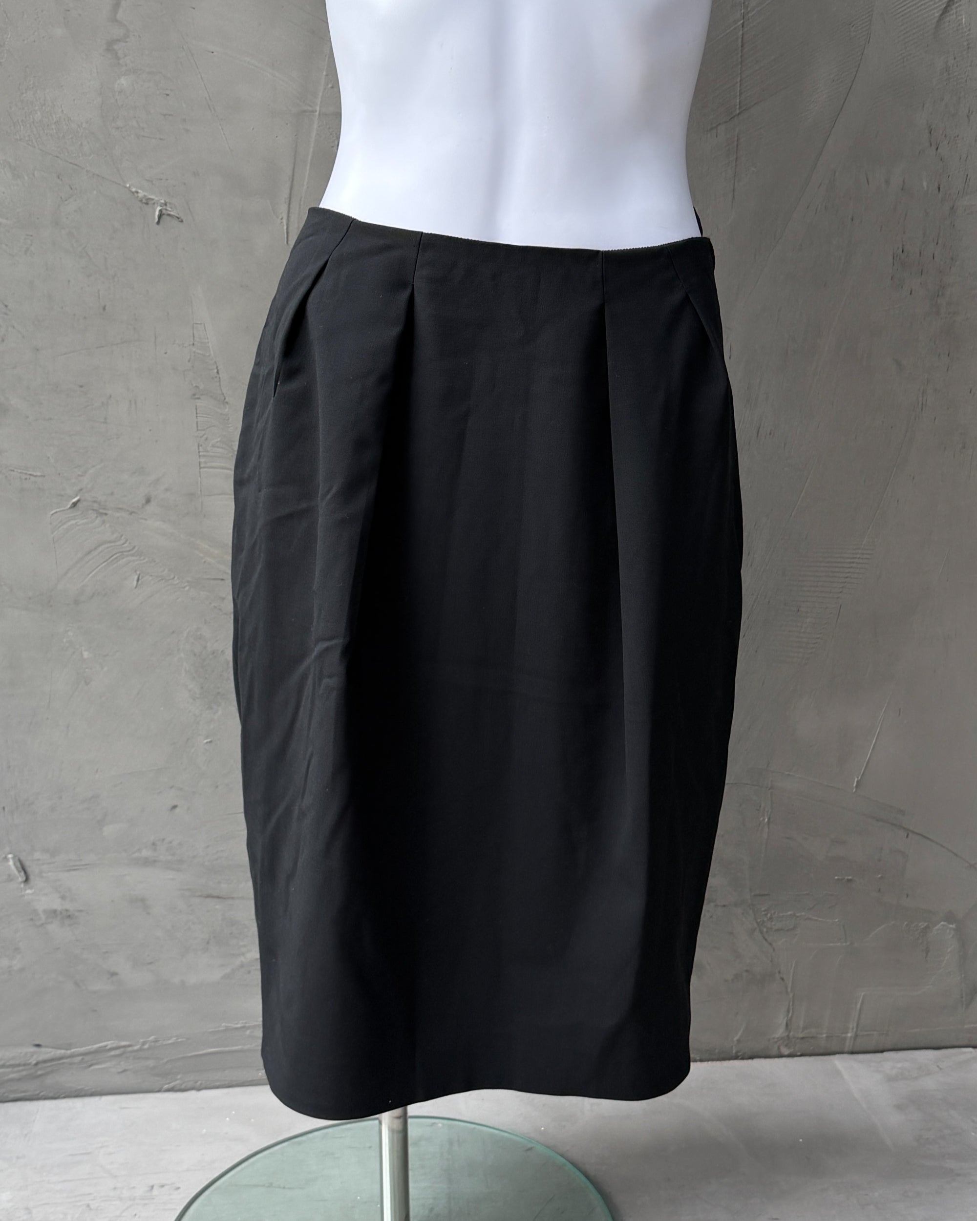 Prada Black Midi Skirt – M-on a concrete background