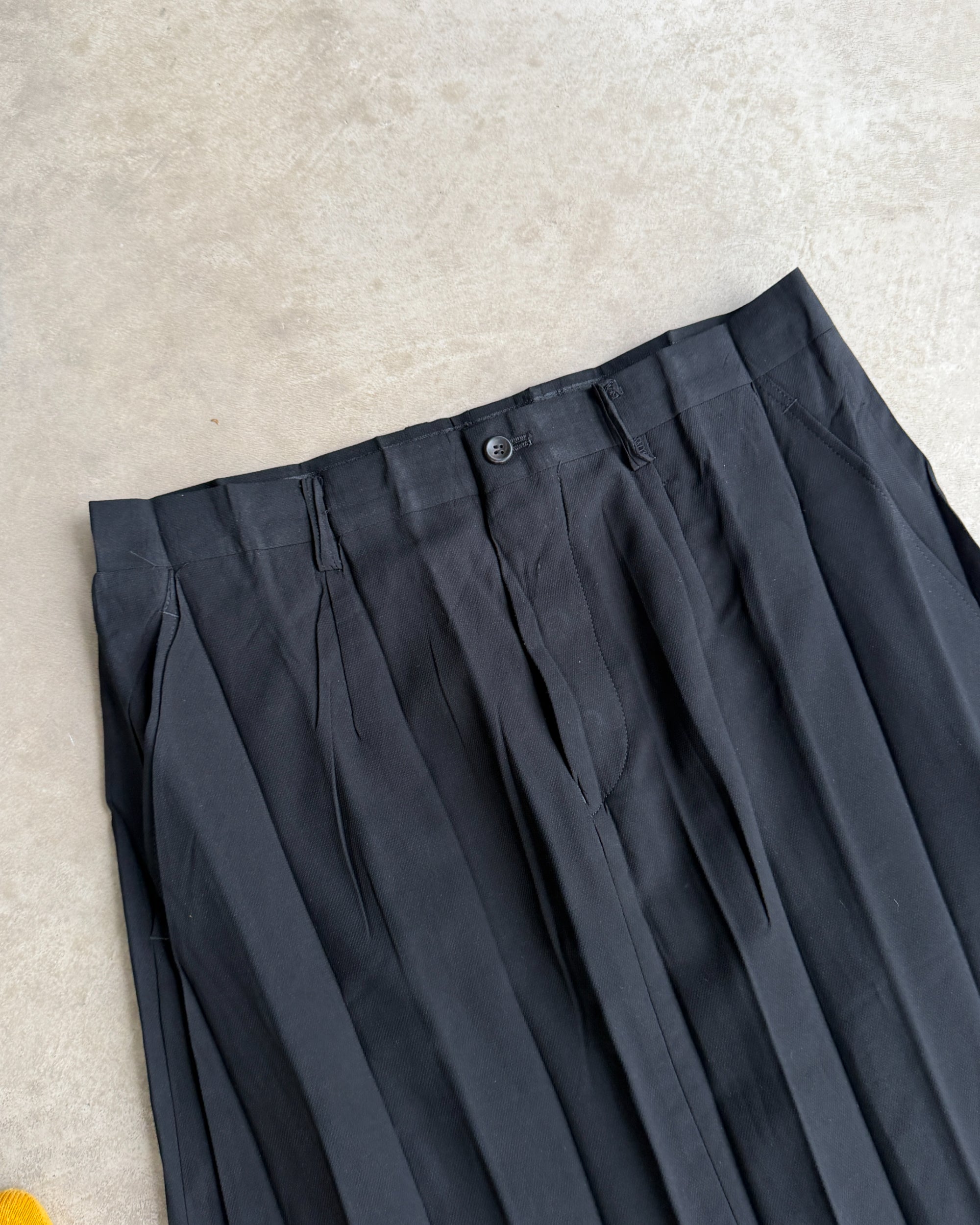 Issey Miyake FW99 Pleated Skirt – S-on a concrete background