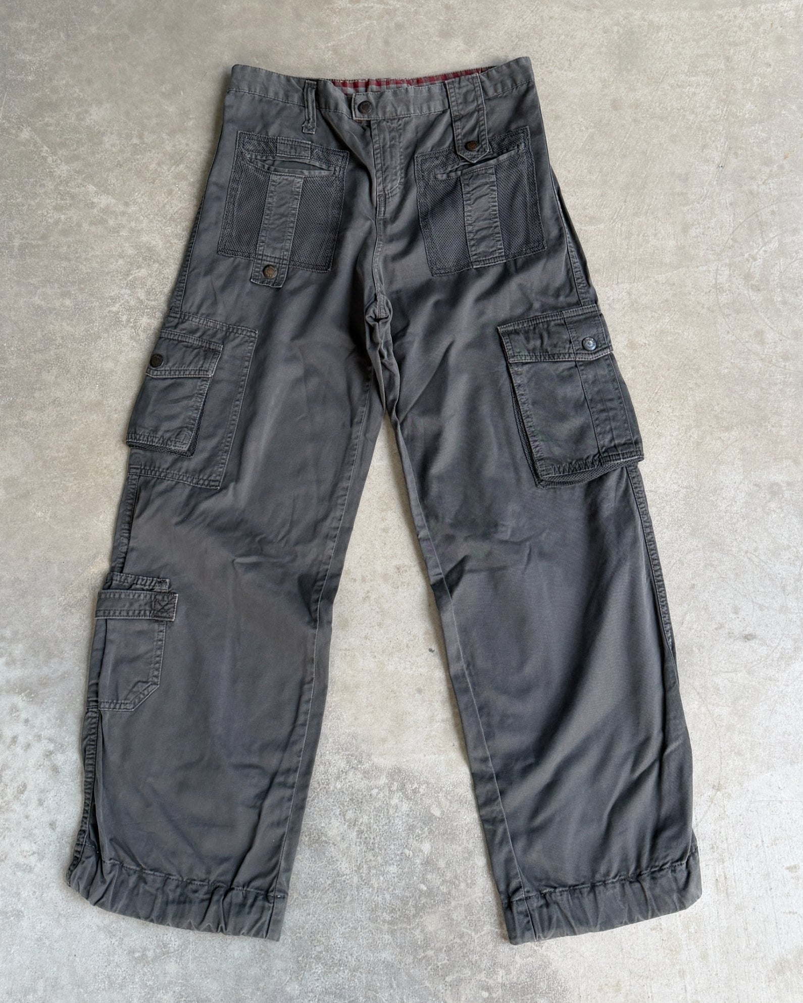 Dolce and Gabbana D&G Cargo Trousers – M-on a concrete background