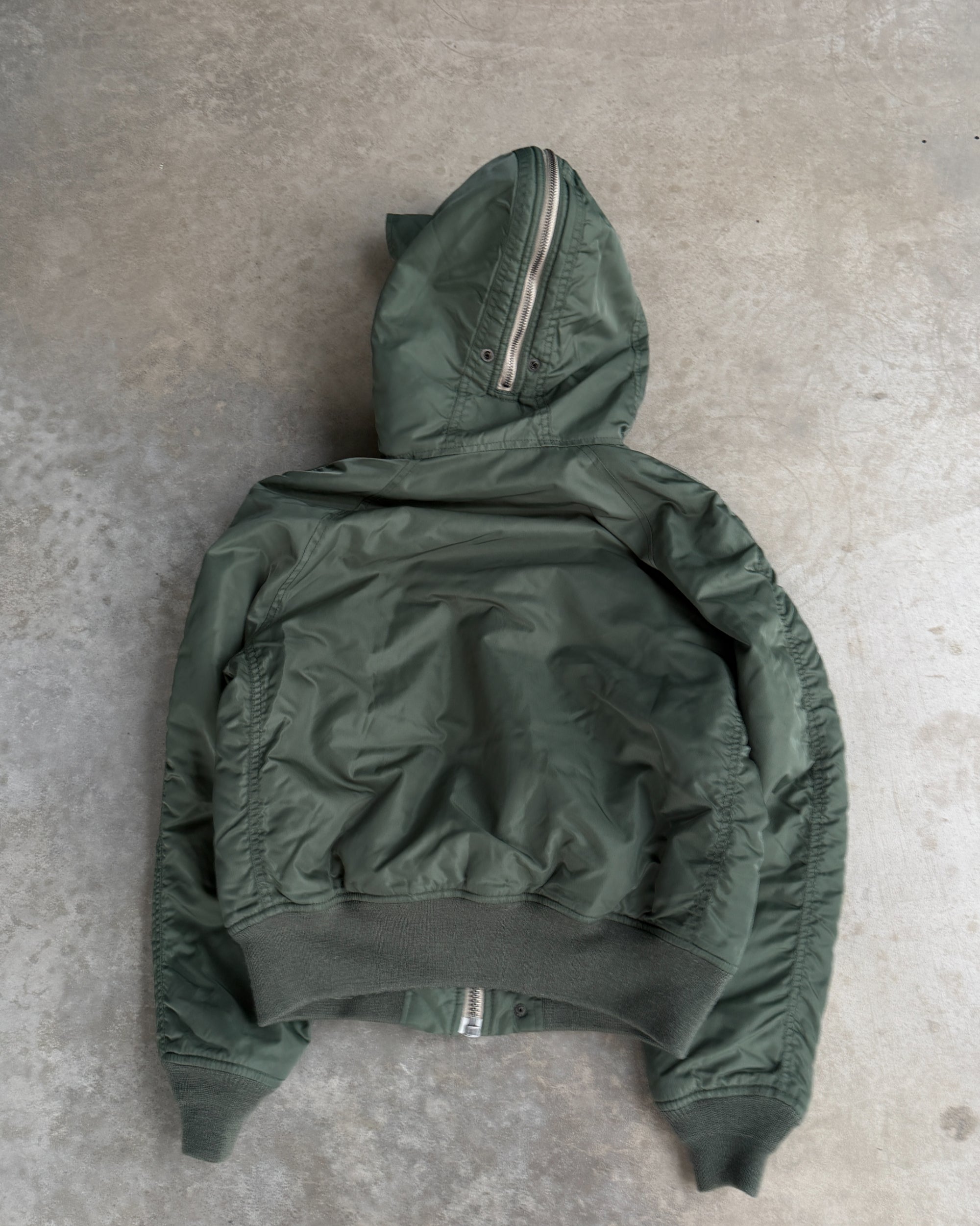 Avirex 1990s Convertible Hood Jacket – S-on a concrete background