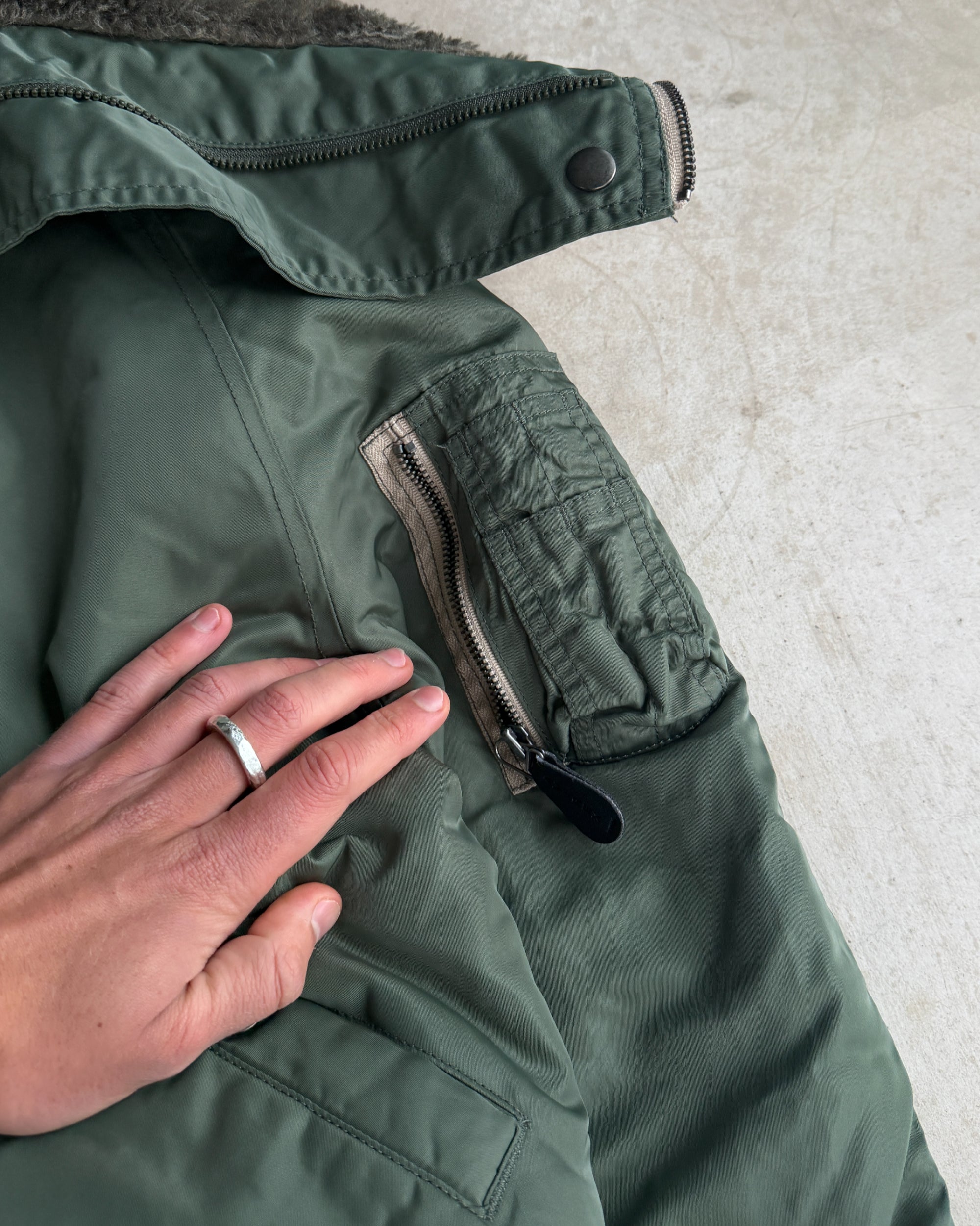 Avirex 1990s Convertible Hood Jacket – S-on a concrete background