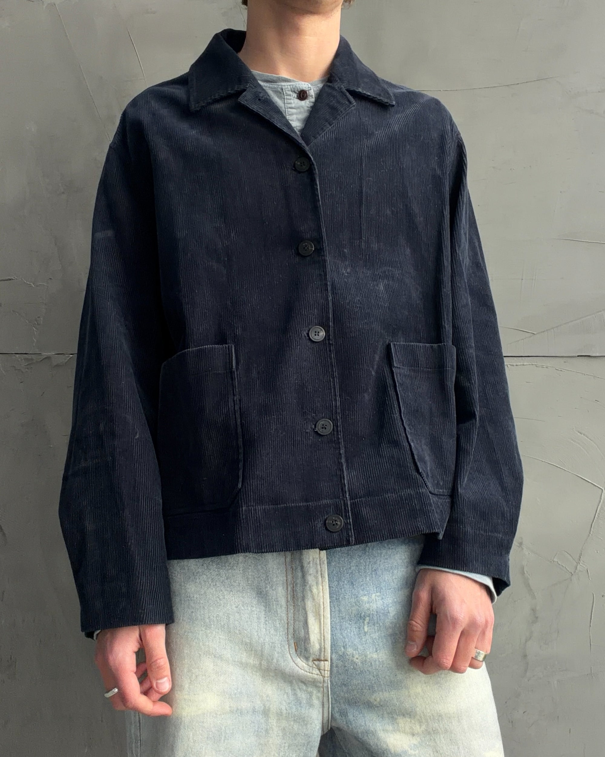 LE17SEPTEMBRE HOMME Cord Overshirt Jacket – M–L-on a concrete background