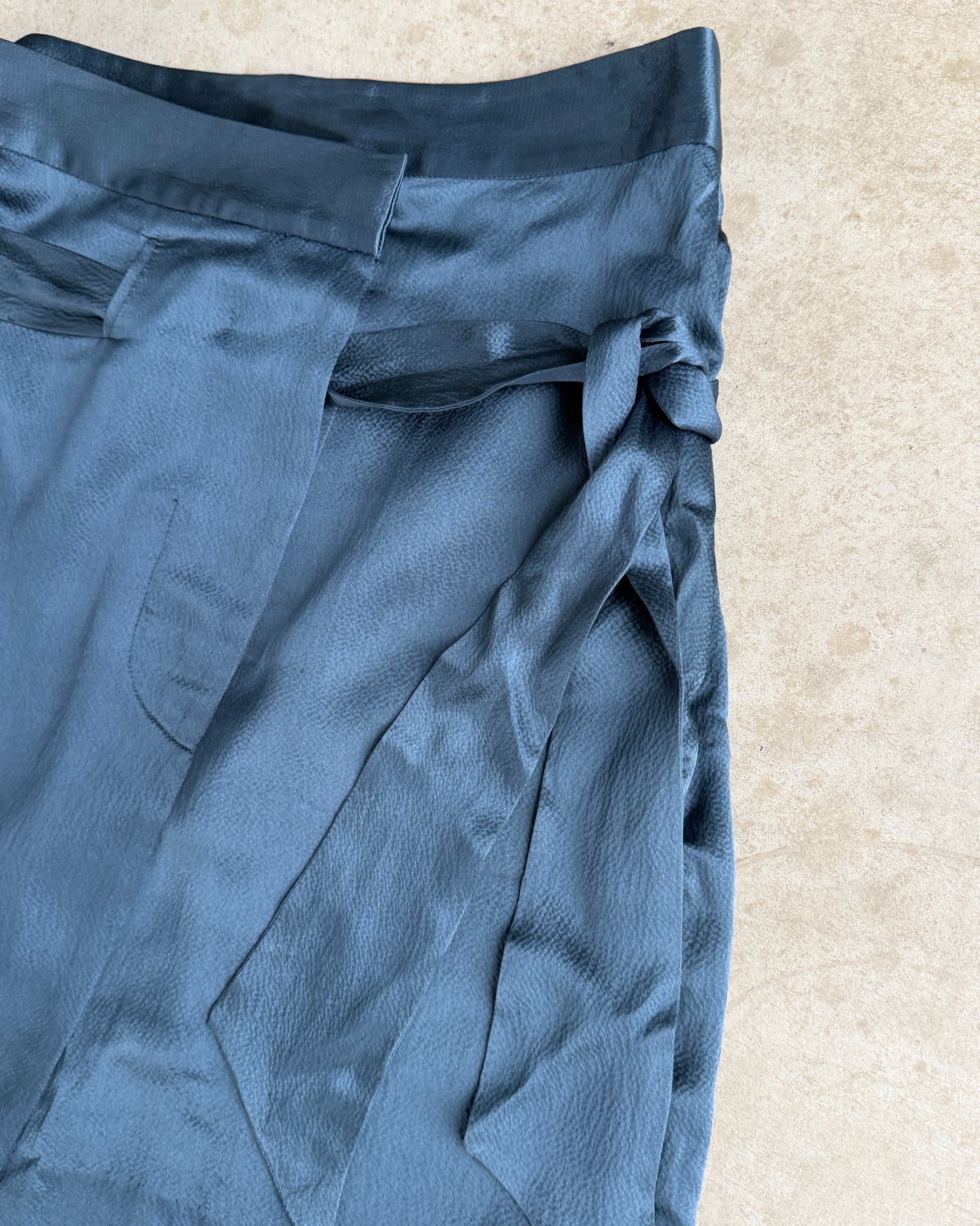 Stella McCartney Silk Wrap Midi Skirt – XS–S-on a concrete background