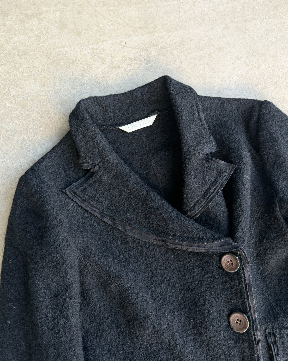 Promod 2006 Wool Asymmetric Button-Up Jacket – S-on a concrete background