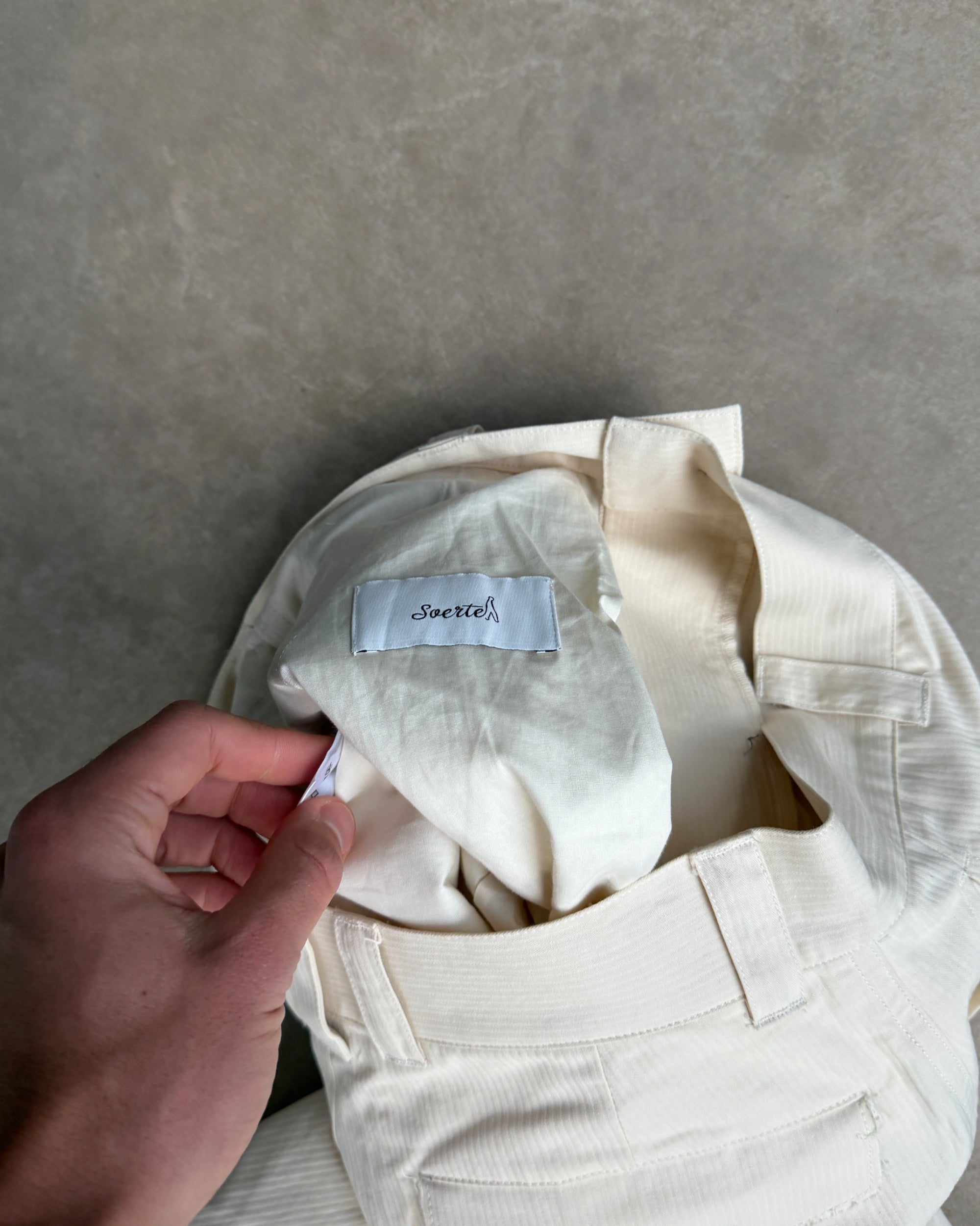 Soerte Cargo Trousers – W28–29-on a concrete background