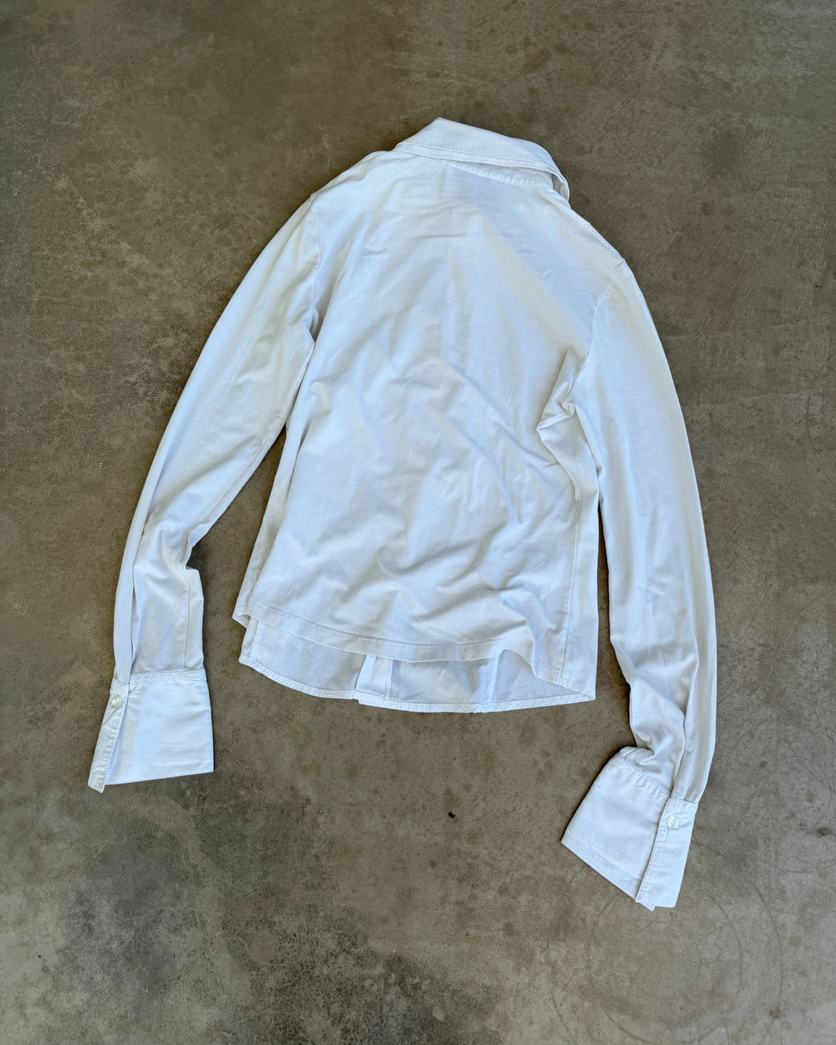 Anne Fontaine White Double Collar Shirt – S-on a concrete background