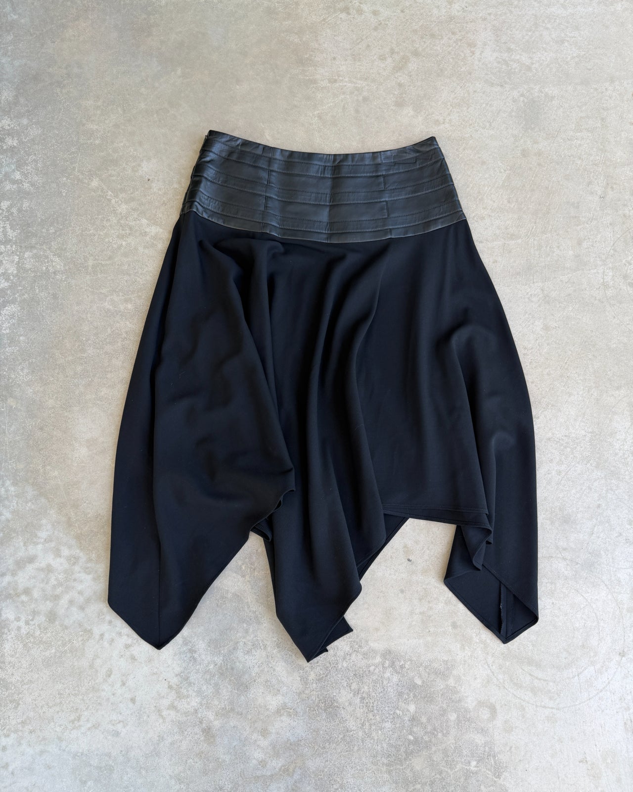 Escada Wool and Leather Waistband Midi Skirt – S/M-on a concrete background
