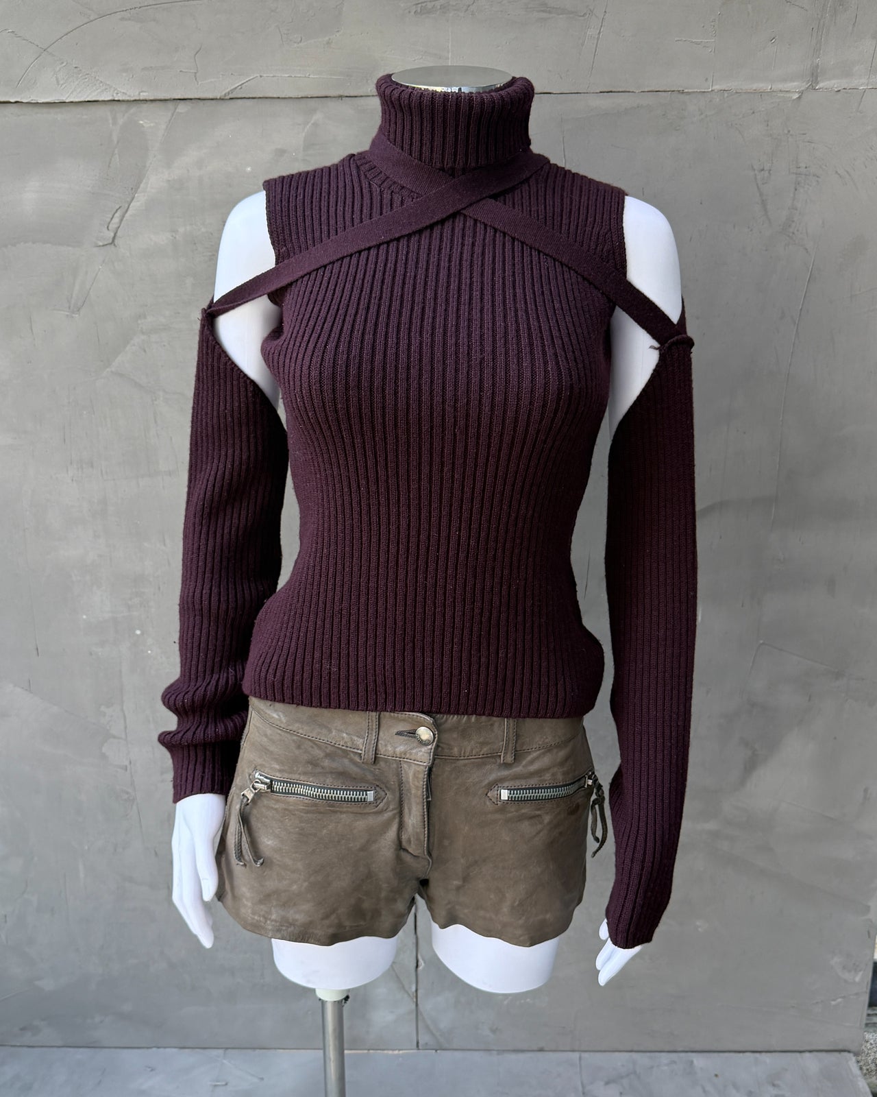 Jean Paul Gaultier Jeans 1990s Ribbed Sweatshirt with Removable Sleeves – S-on a concrete background