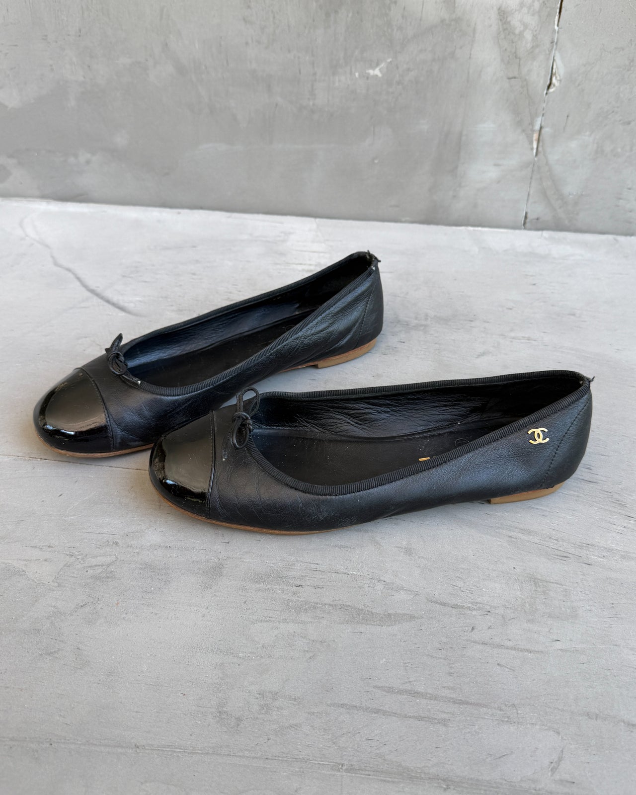 Chanel Black Ballet Flat – EU 38-on a concrete background