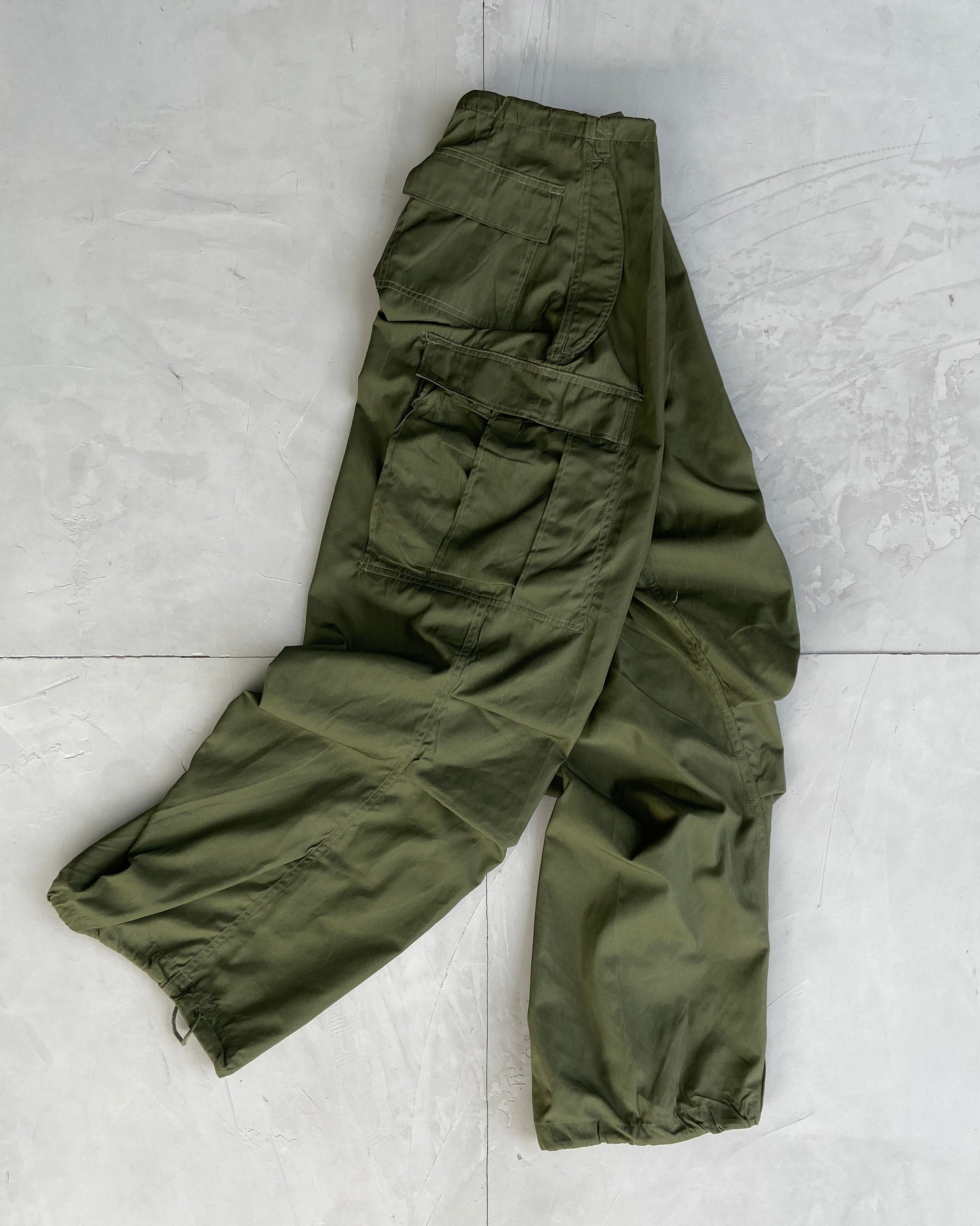 1990S VINTAGE MILITARY CARGO OVERPANTS IN GREEN
