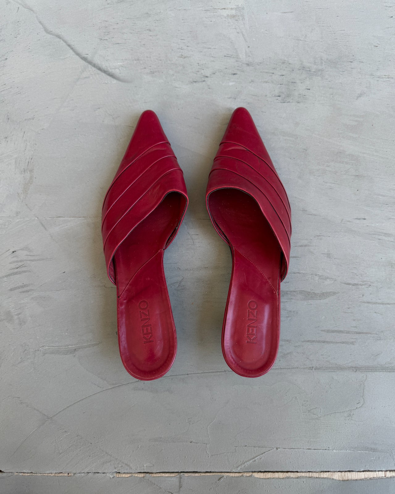 Kenzo Red Leather Kitten Heel Mule – EU 40-on a concrete background