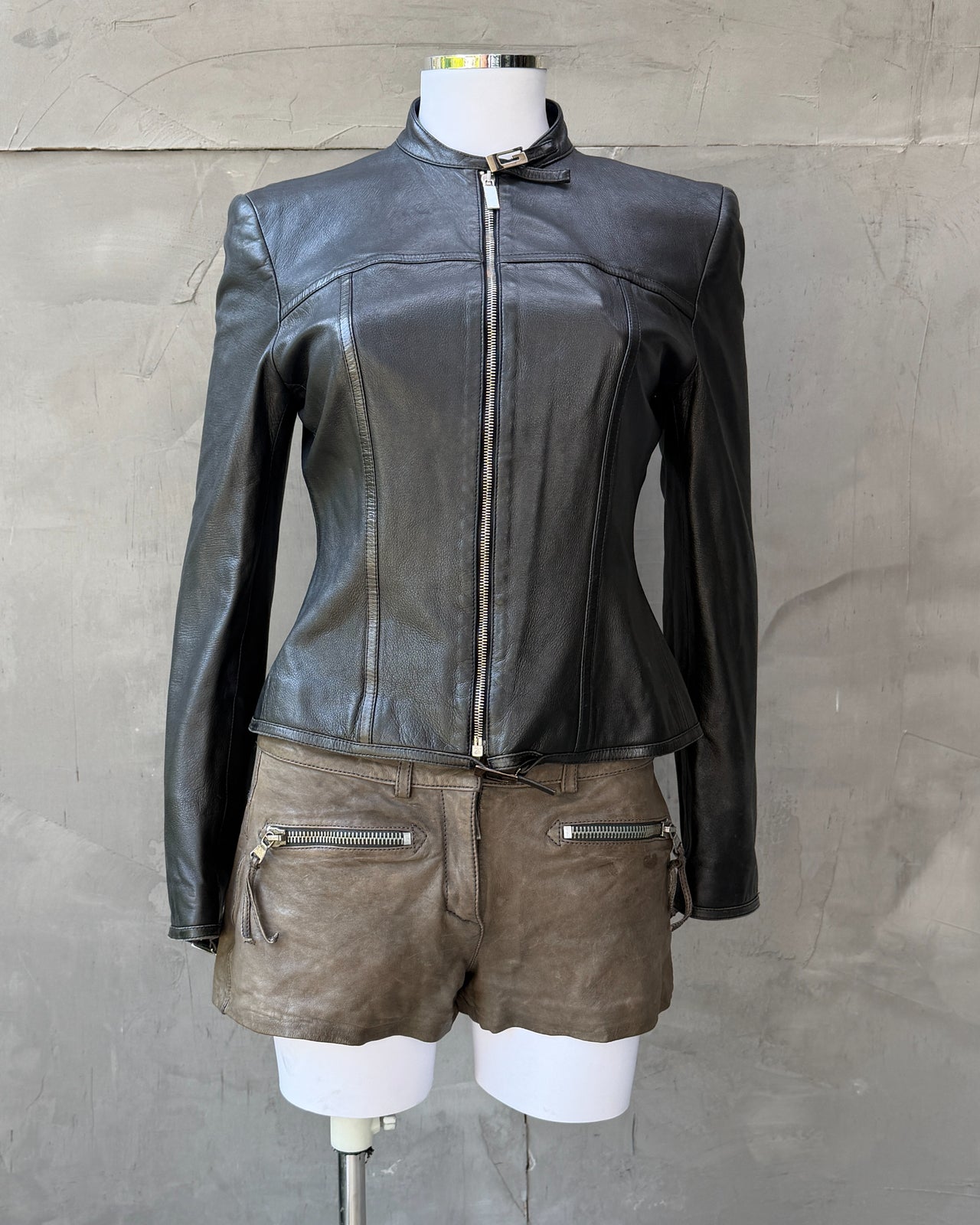 Gucci by Tom Ford FW97 Black Leather Jacket – S-on a concrete background