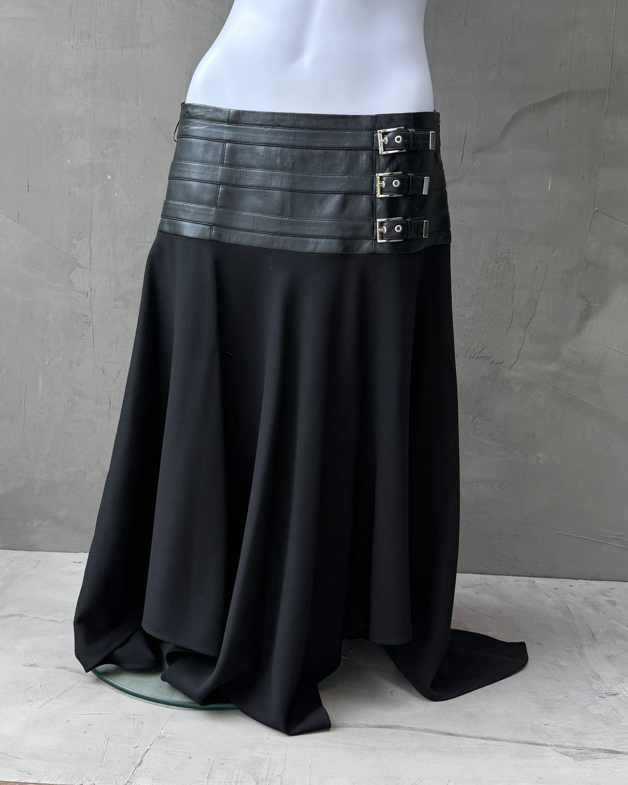 Escada Wool and Leather Waistband Midi Skirt – S/M-on a concrete background