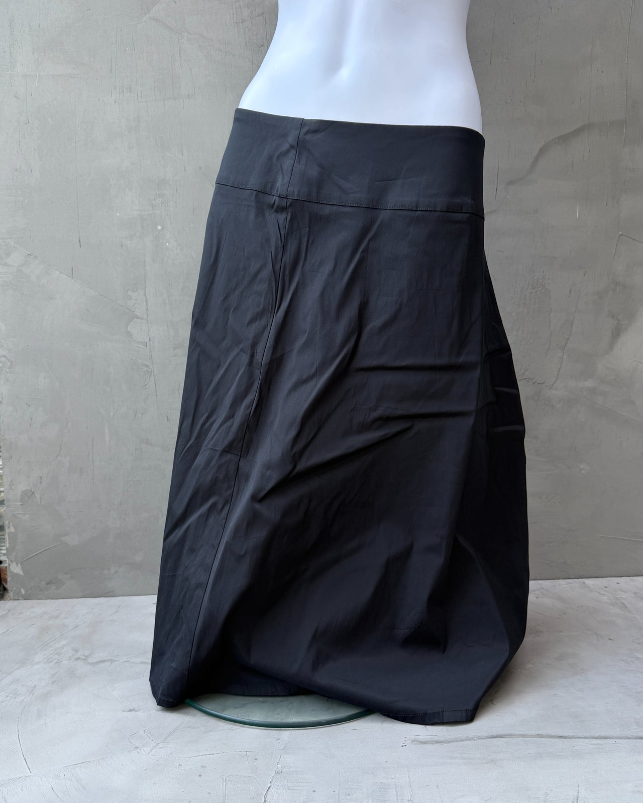 Sarah Paccini Acetate Nylon Blend Maxi Skirt – M-on a concrete background