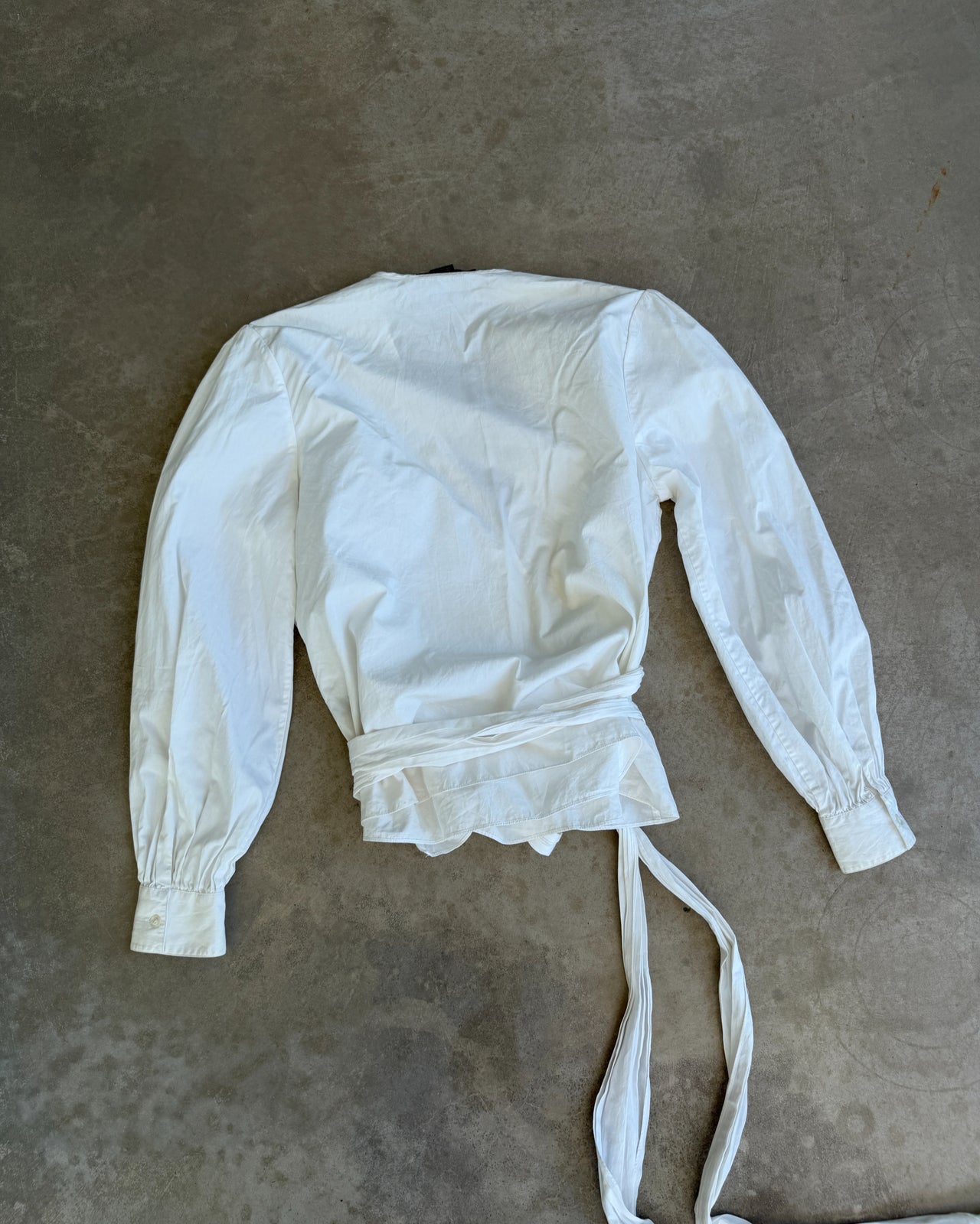 Ralph Lauren White Cotton Wrap Collar Blouse – L-on a concrete background