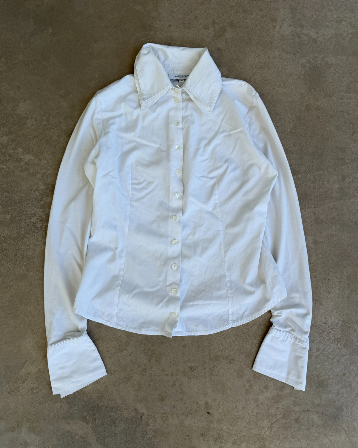 Anne Fontaine White Double Collar Shirt – S-on a concrete background