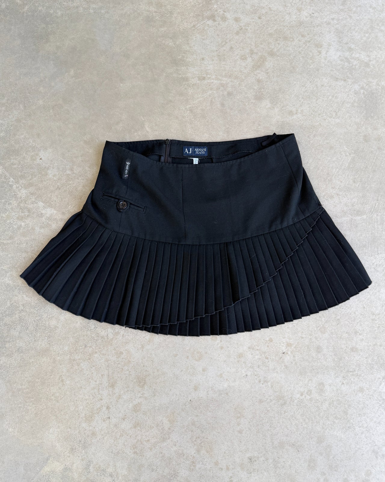 Armani Jeans Pleated Wool Mini Skirt – XS/S-on a concrete background