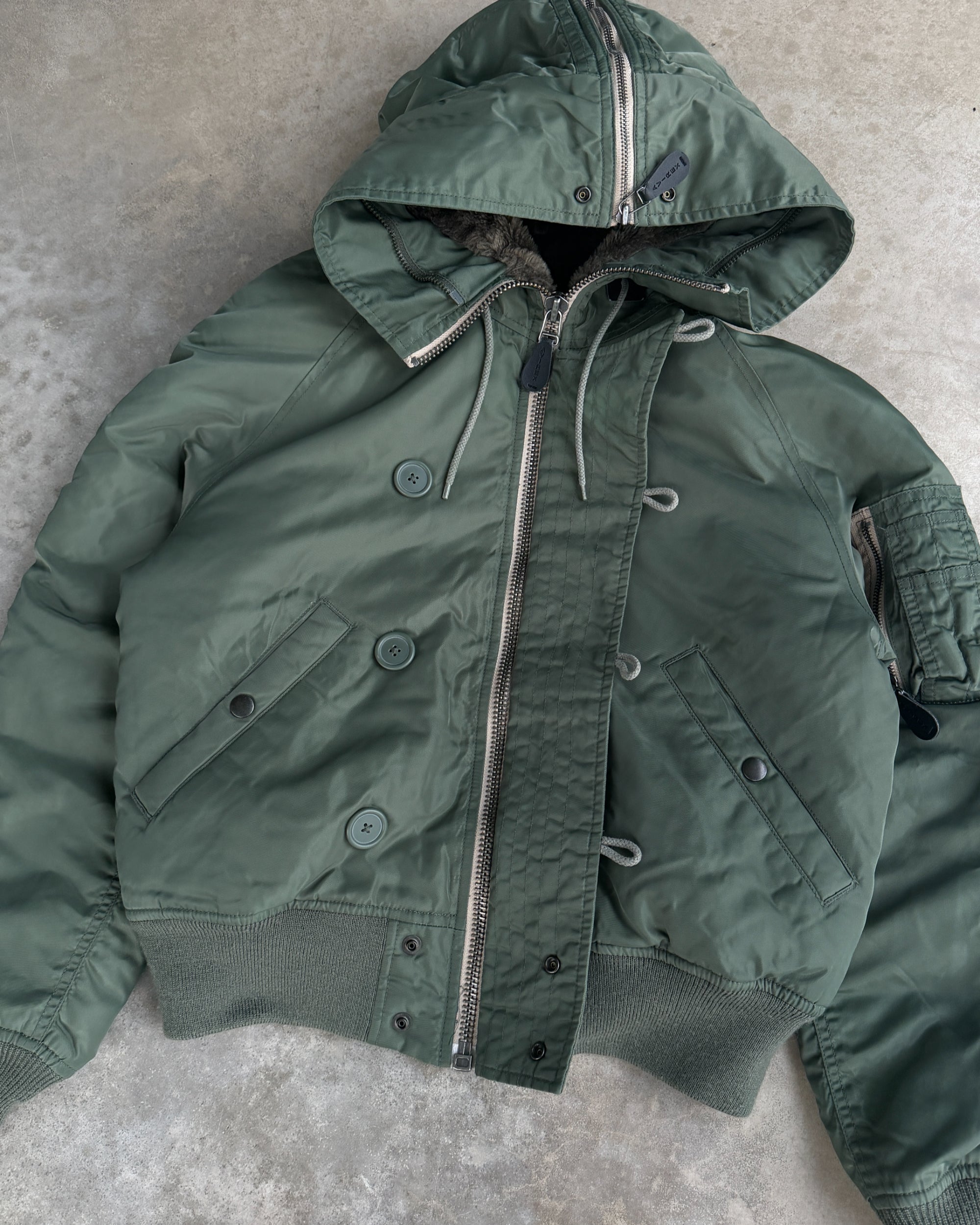 Avirex 1990s Convertible Hood Jacket – S-on a concrete background