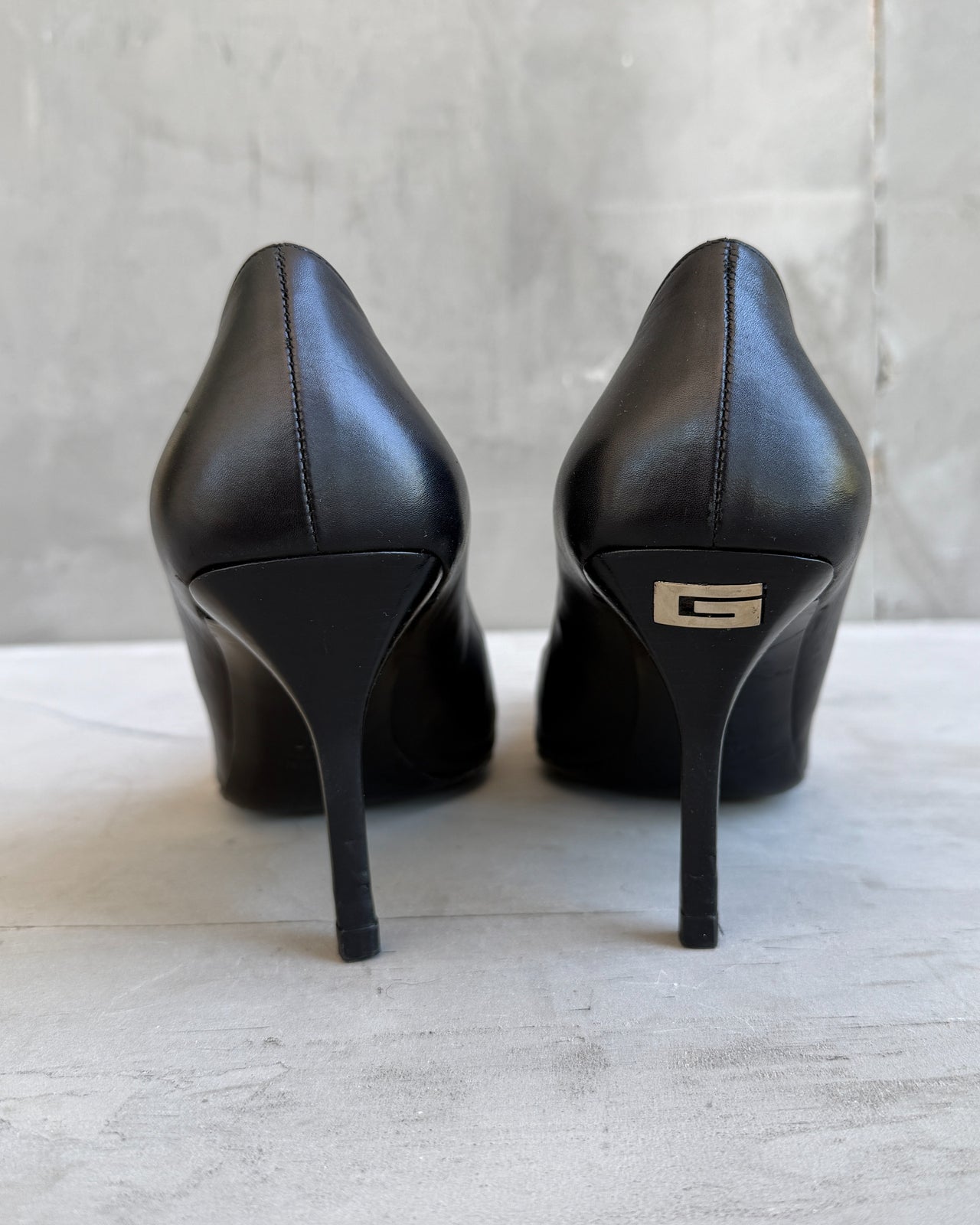 Gucci Black Leather High Heels – EU 39-on a concrete background
