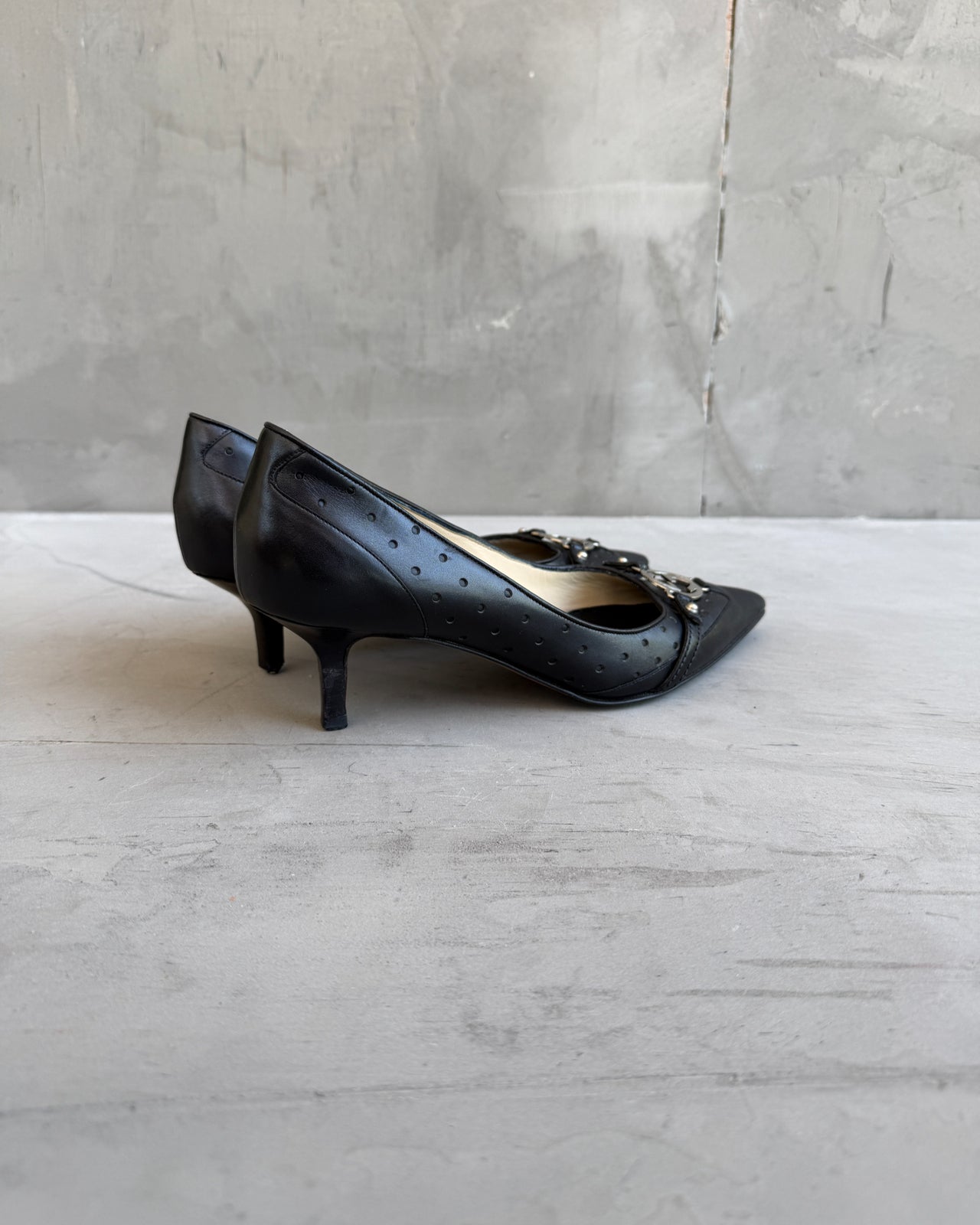 Gucci Black Leather Kitten Heel – EU 36-on a concrete background
