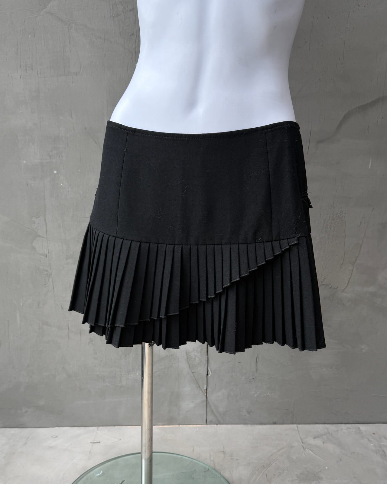 Armani Jeans Pleated Wool Mini Skirt – XS/S-on a concrete background