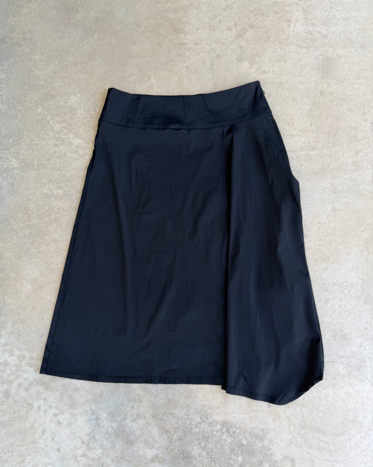 Sarah Paccini Acetate Nylon Blend Maxi Skirt – M-on a concrete background