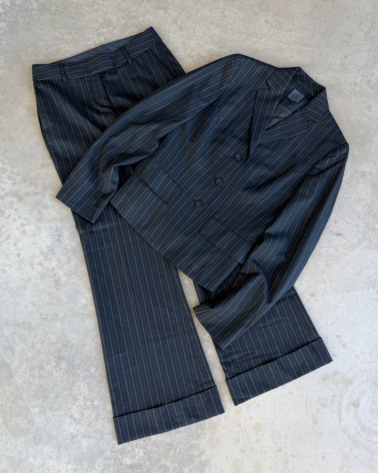 Calvin Klein Grey Pinstripe Suit – XS/S-on a concrete background