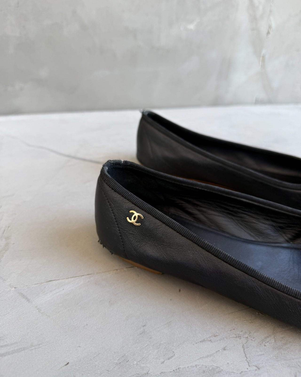 Chanel Black Ballet Flat – EU 38-on a concrete background