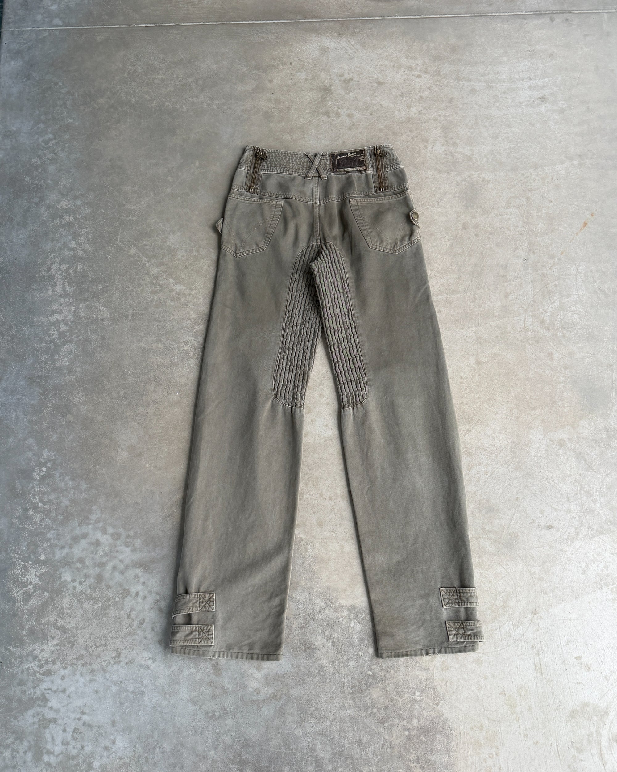 Dolce and Gabbana D&G Cargo Zipper Trousers – S-on a concrete background