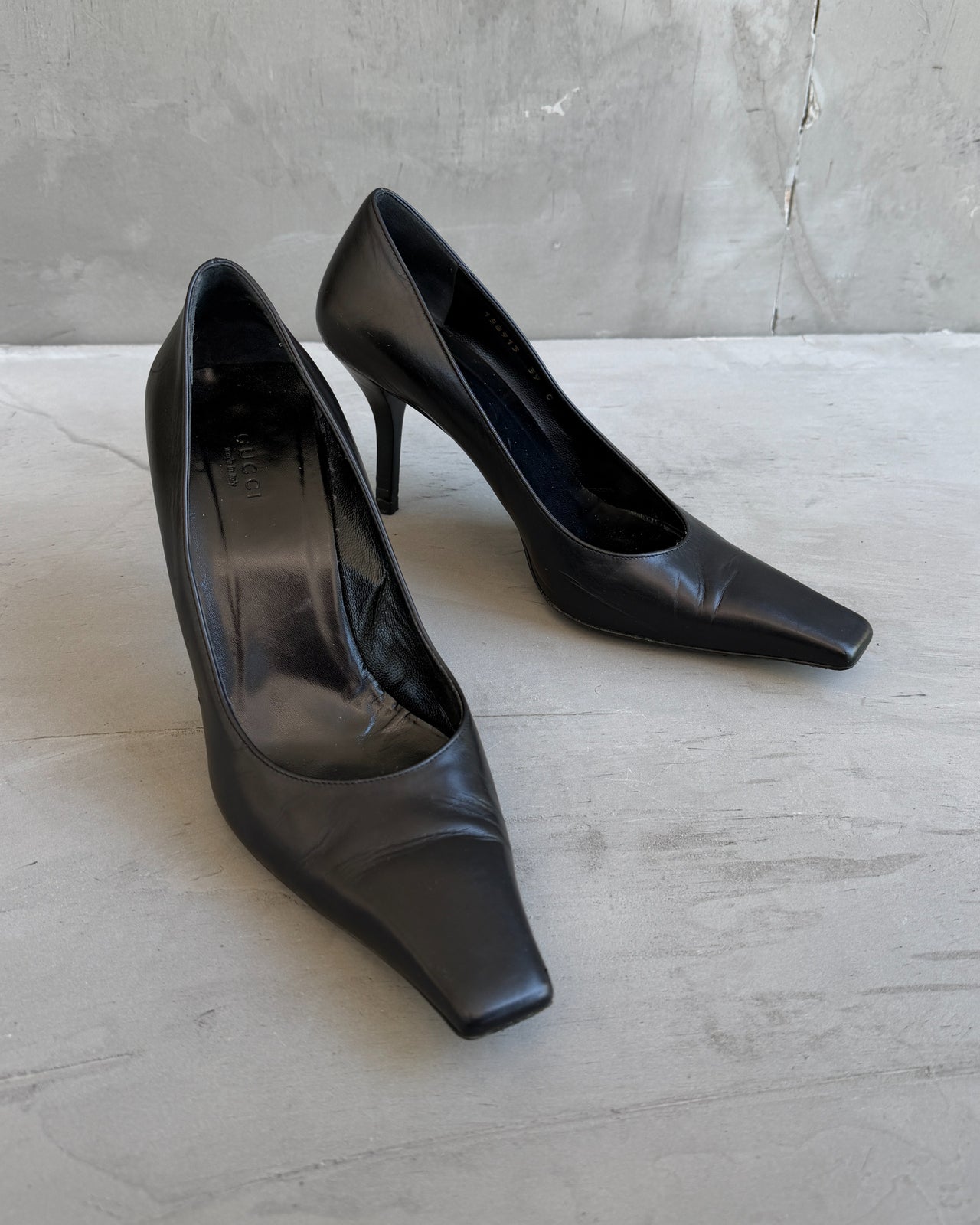 Gucci Black Leather High Heels – EU 39-on a concrete background