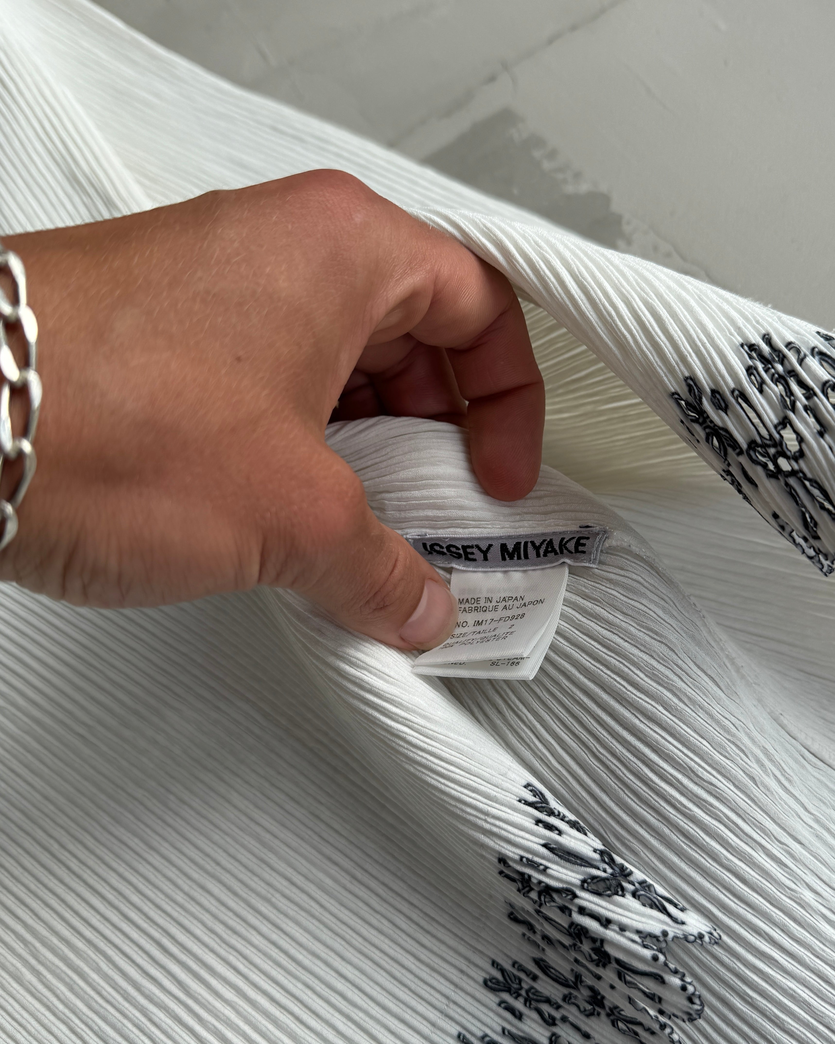 ISSEY MIYAKE AW01 PLEATED WHITE BLAZER - S/M