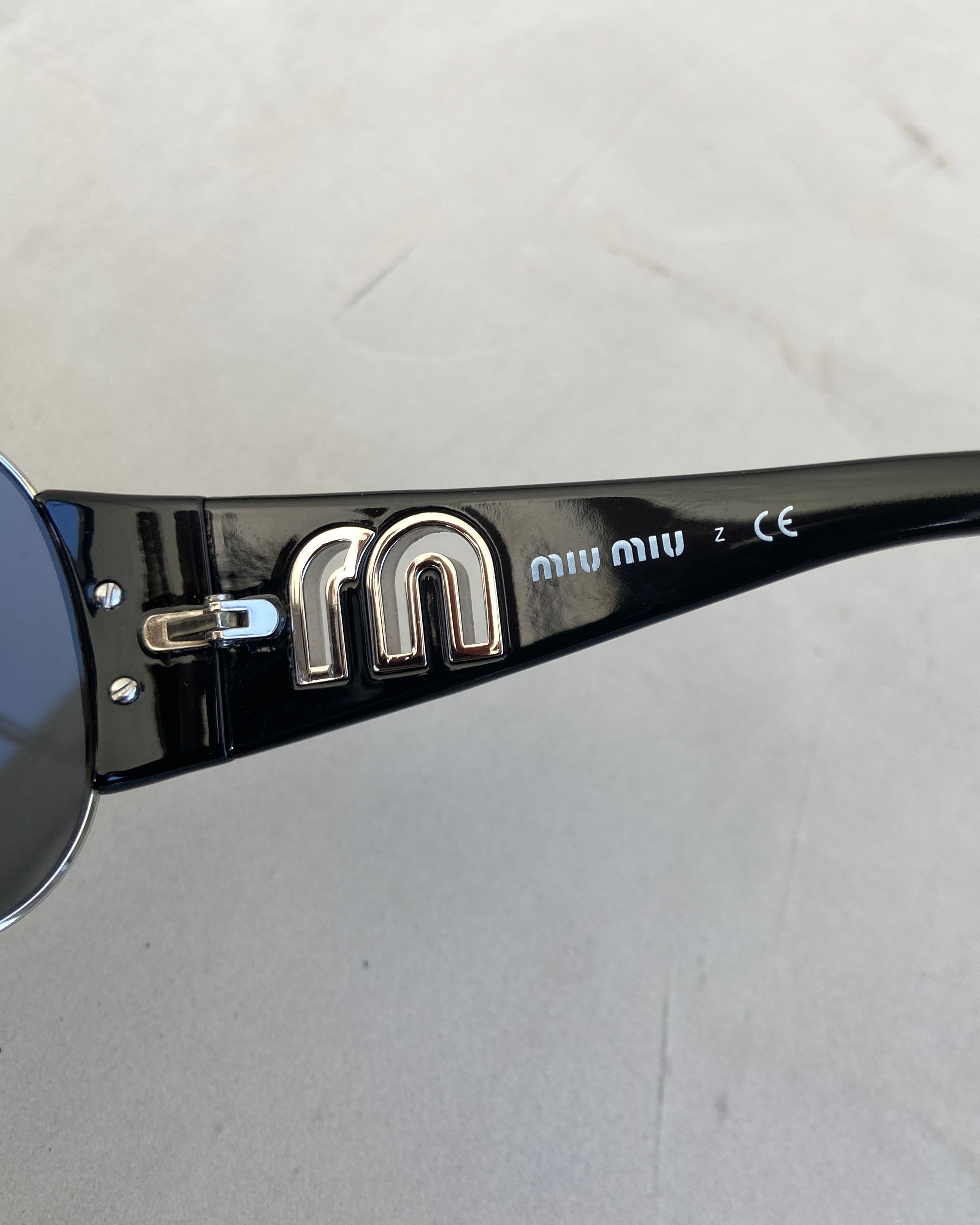 MIU MIU CUTOUT WRAP SUNGLASSES