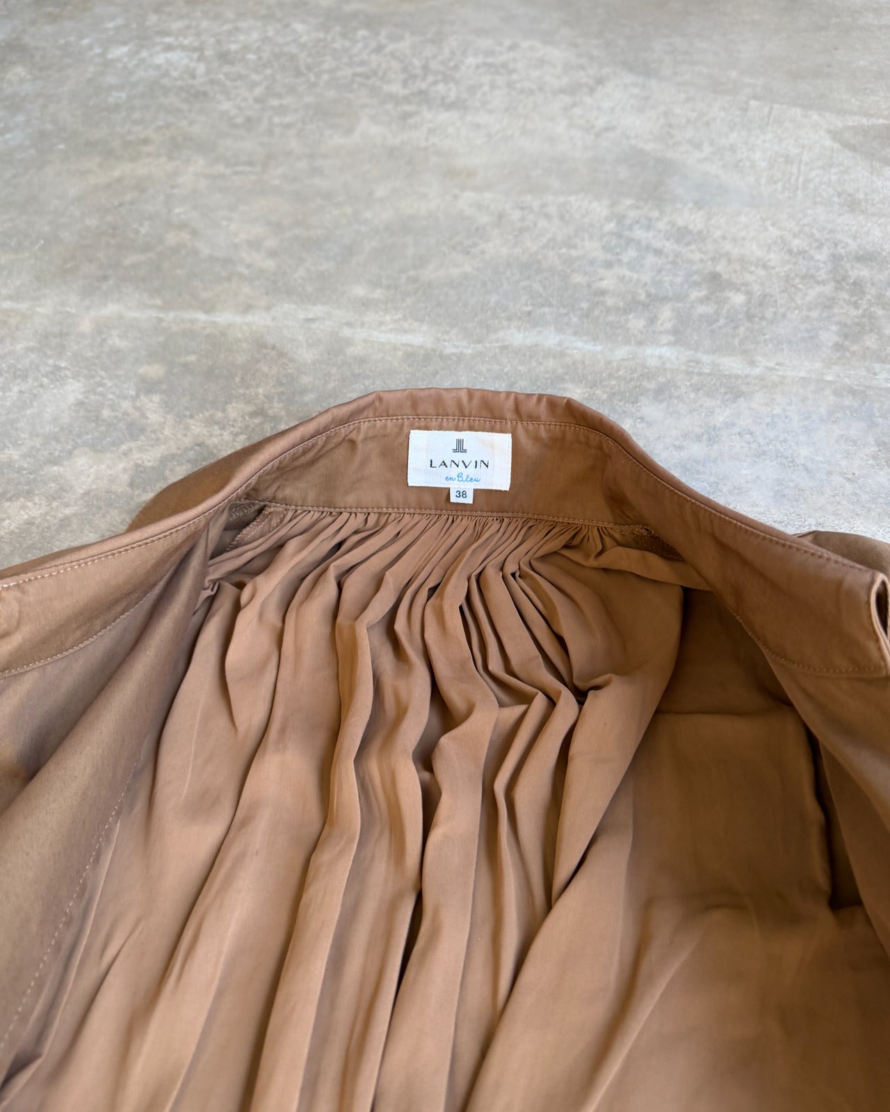 Lanvin en Bleu Cotton and Silk Trench Coat – S-on a concrete background
