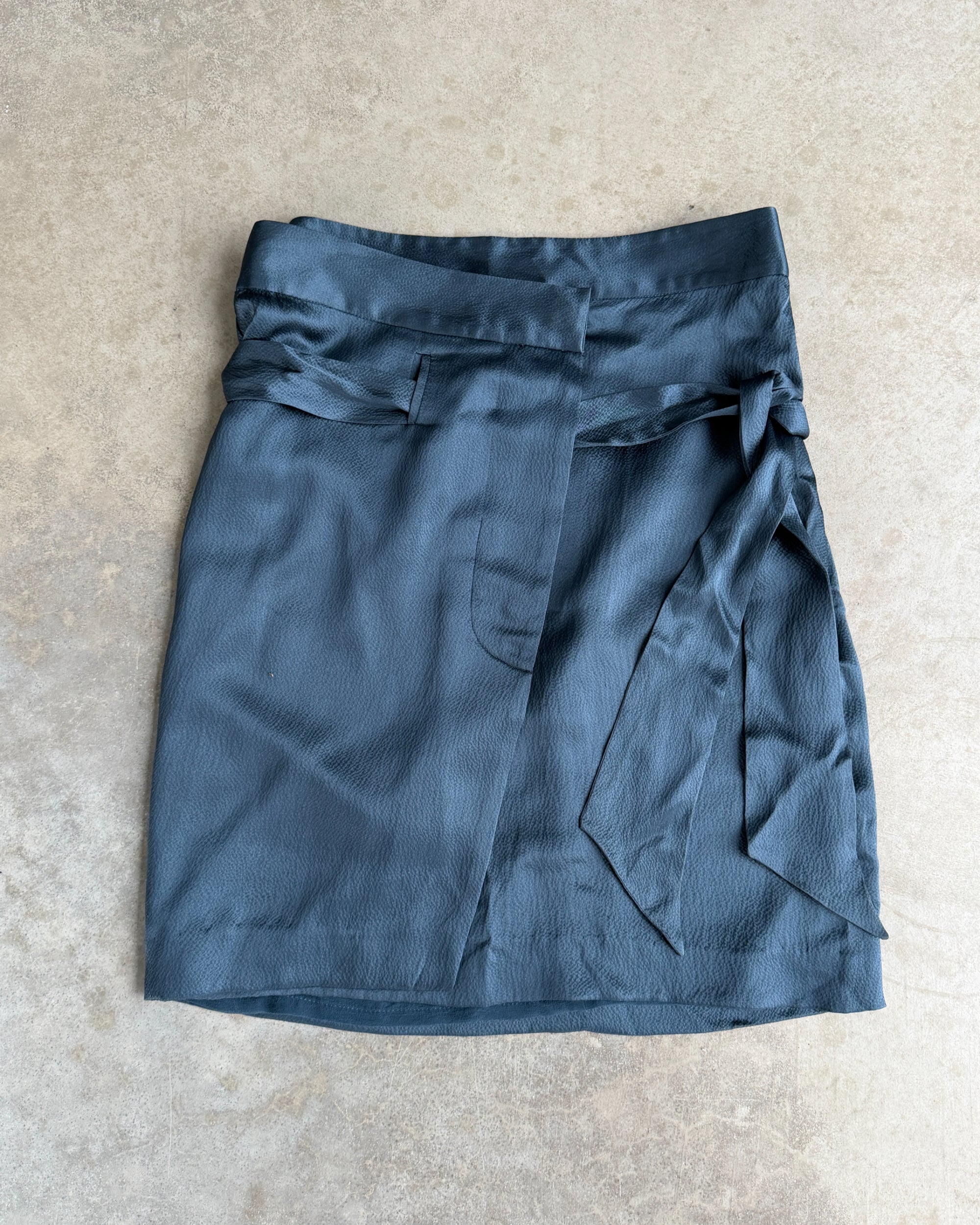 Stella McCartney Silk Wrap Midi Skirt – XS–S-on a concrete background